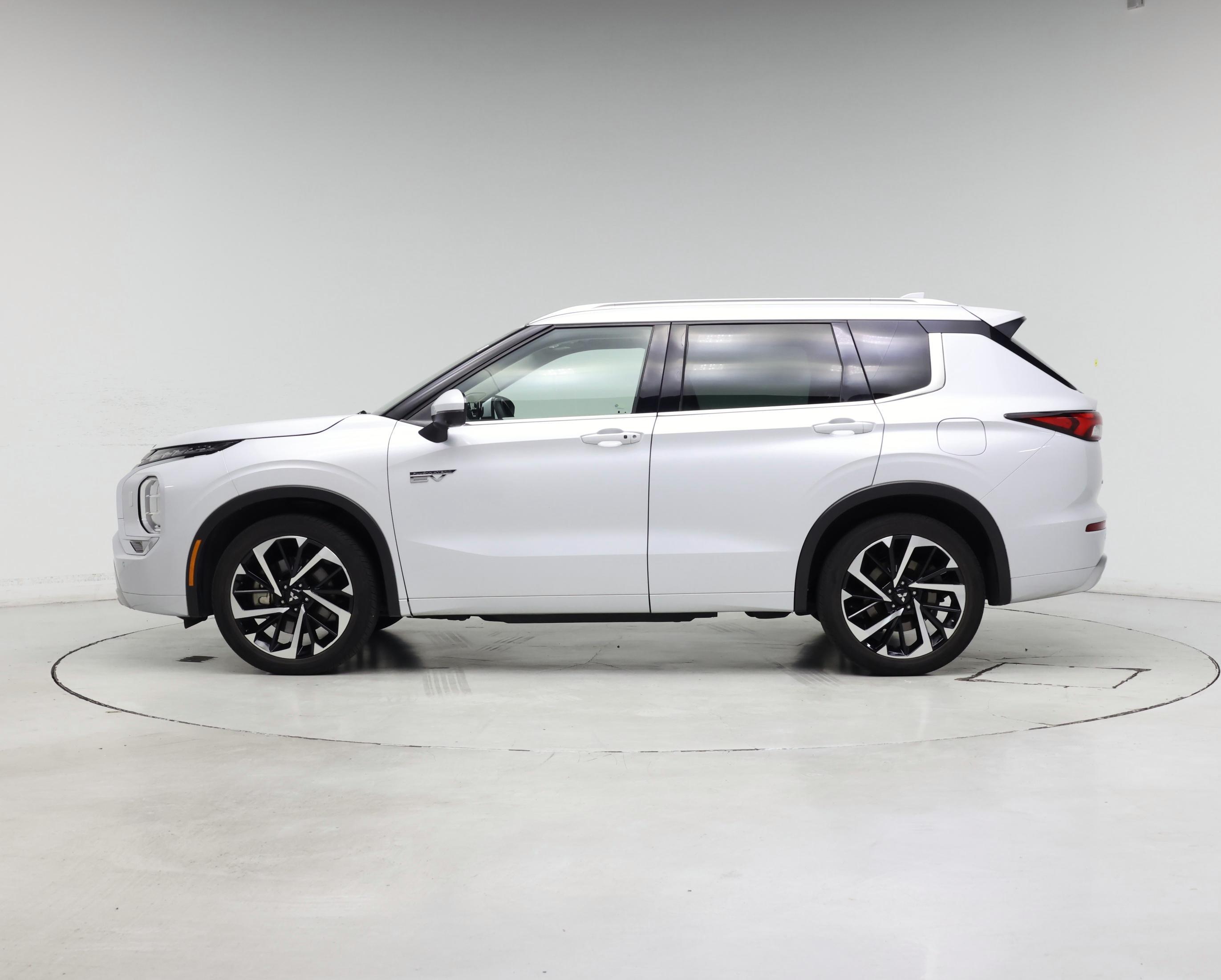 Thumbnail: 2023 Mitsubishi Outlander - 3