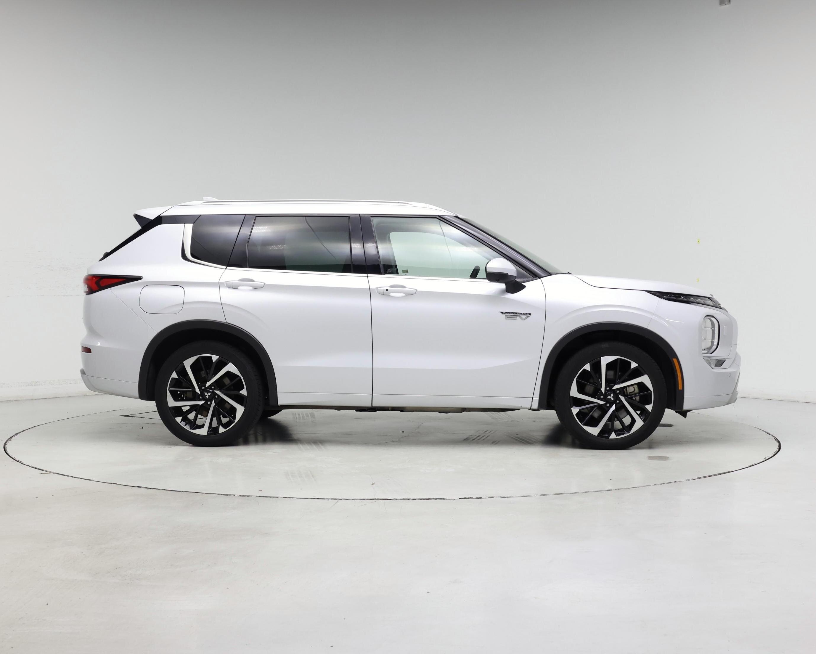 Thumbnail: 2023 Mitsubishi Outlander - 7