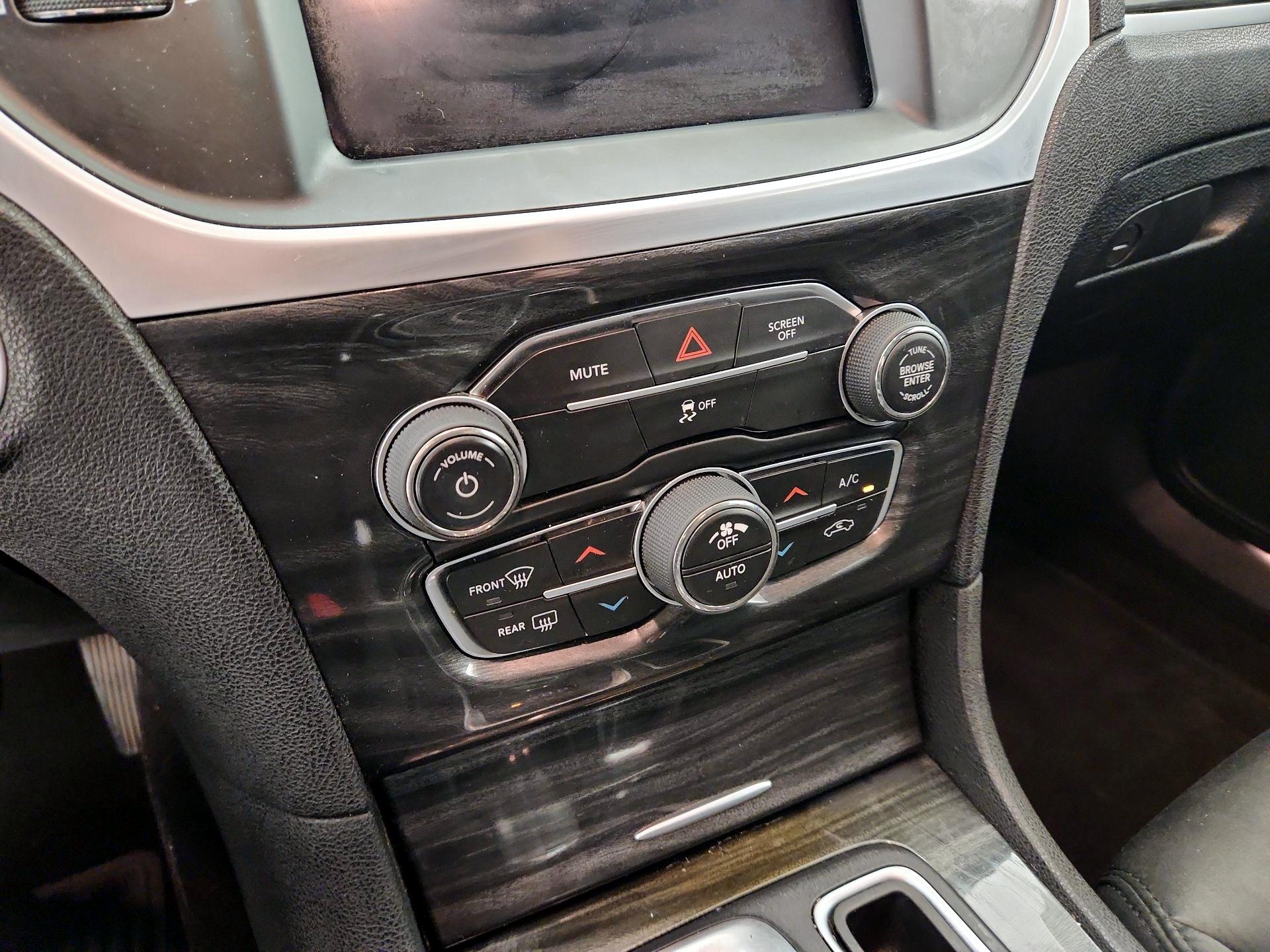 Thumbnail: 2019 Chrysler 300 - 16
