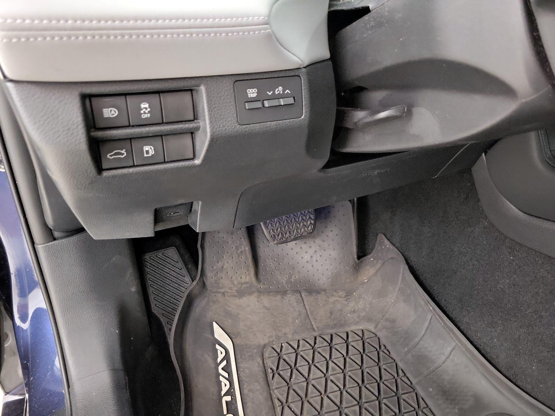 Thumbnail: 2019 Toyota Avalon - 13