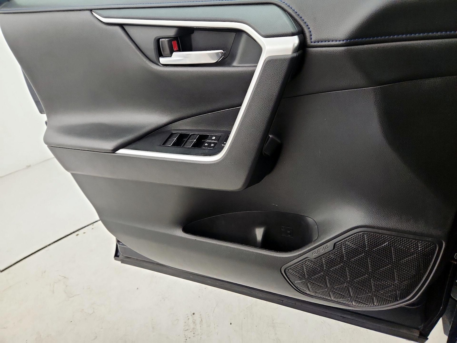 2020 Toyota RAV4 XSE - Photo 13