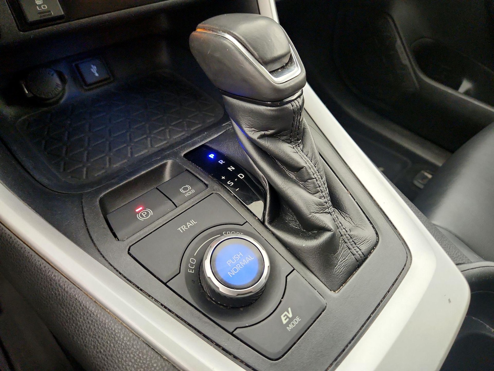 2020 Toyota RAV4 XSE - Photo 18