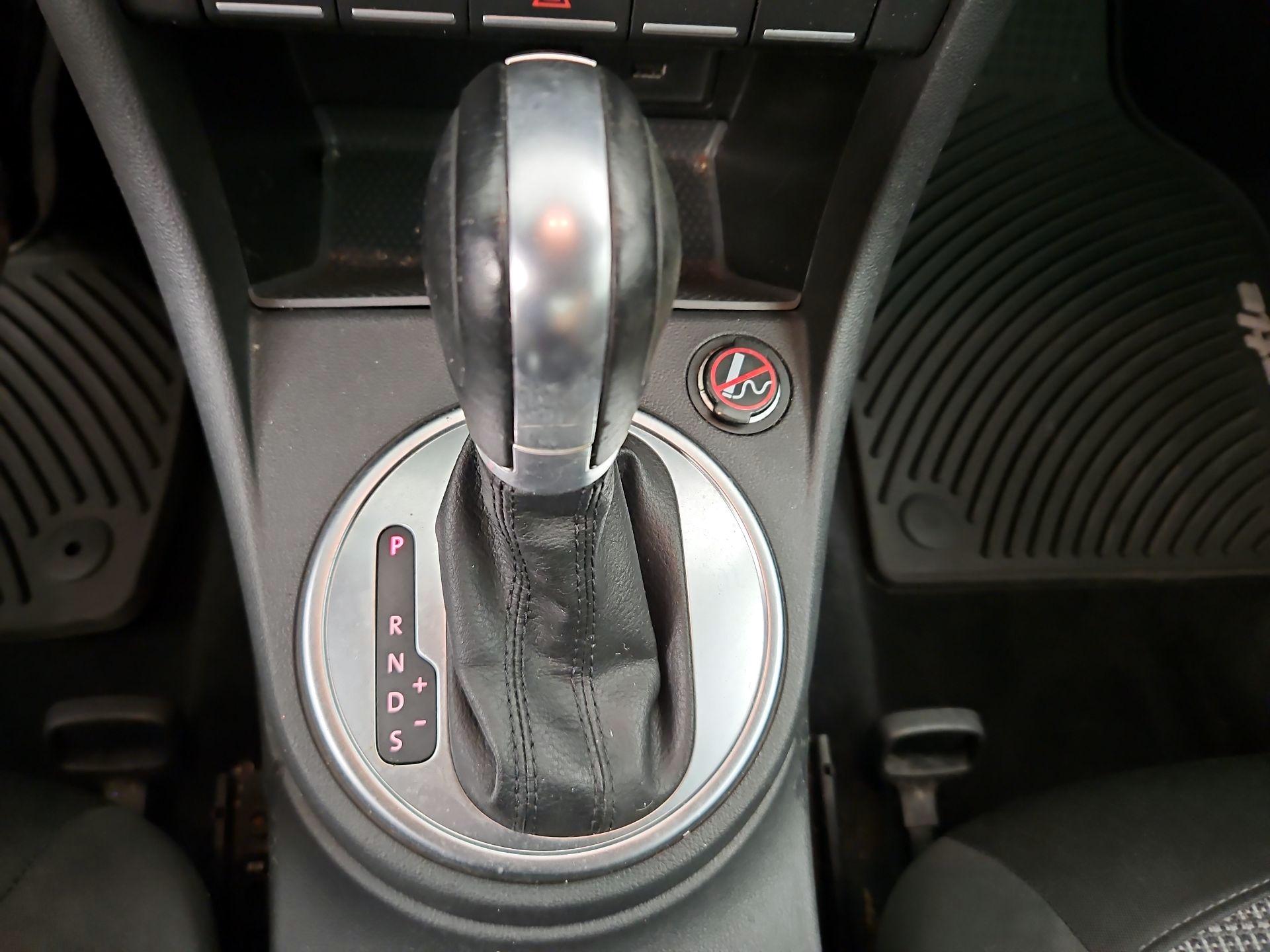Thumbnail: 2019 Volkswagen Beetle - 17