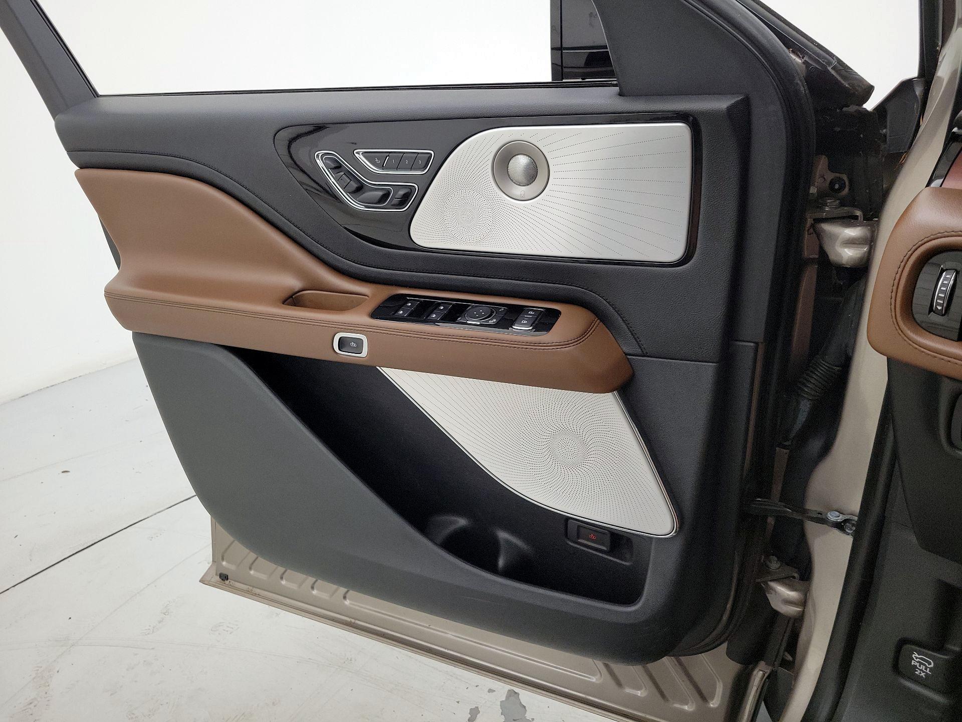 Thumbnail: 2020 Lincoln Aviator - 12