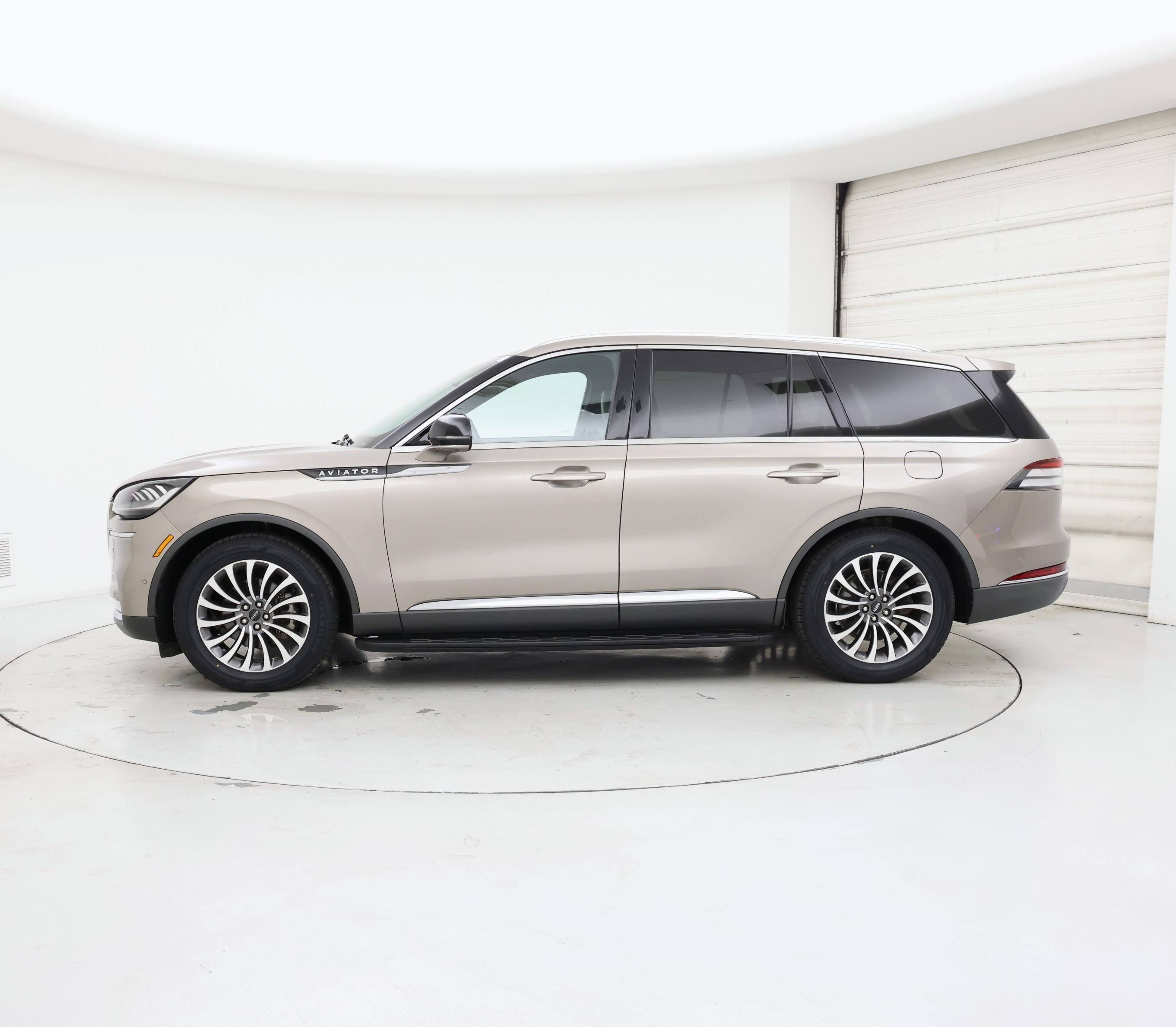 Thumbnail: 2020 Lincoln Aviator - 3
