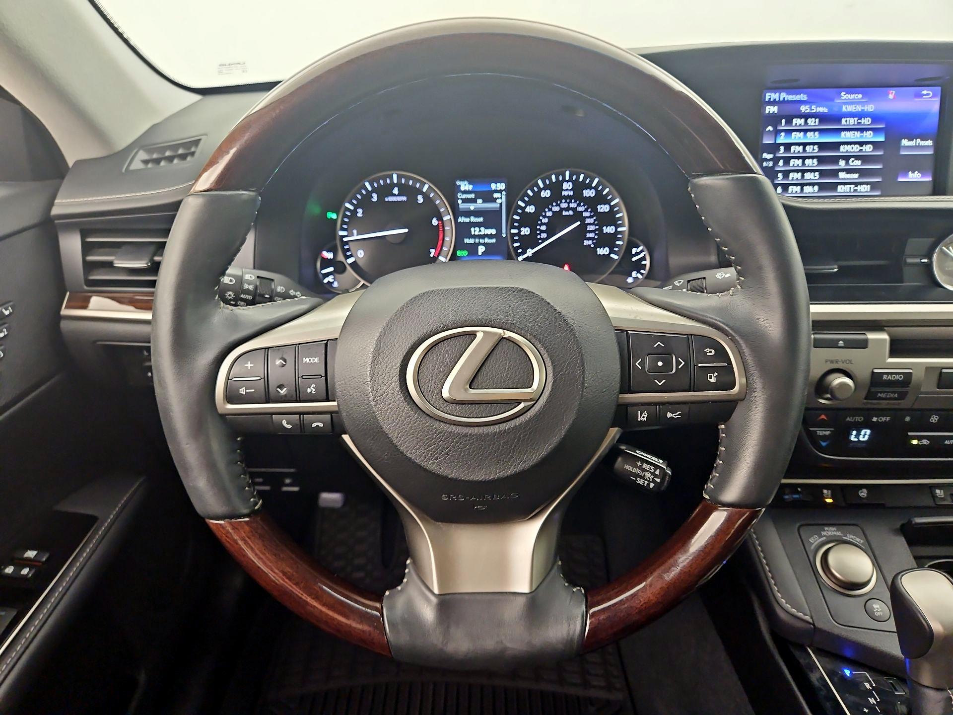 Thumbnail: 2017 Lexus ES - 10