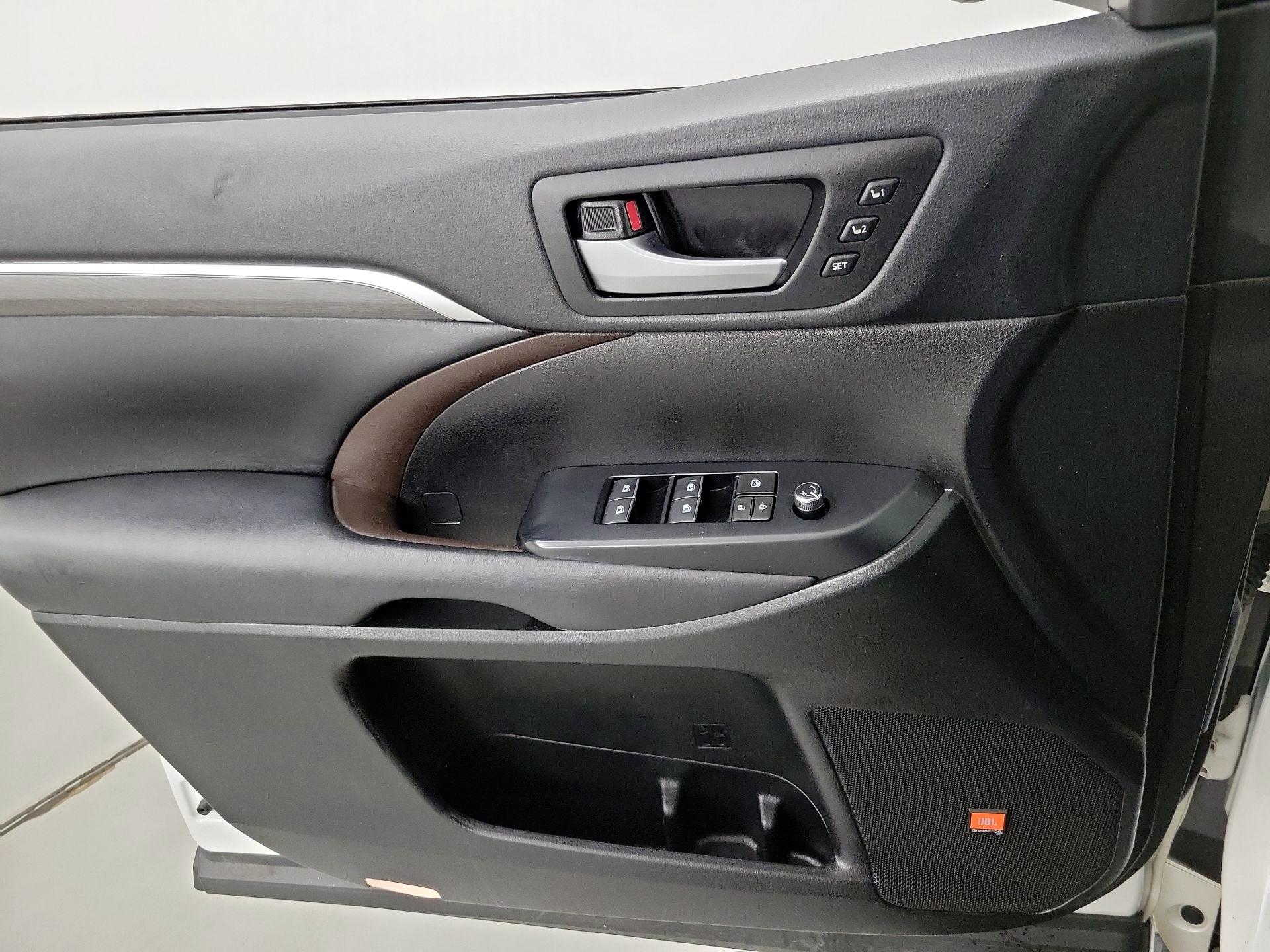 Thumbnail: 2019 Toyota Highlander - 12