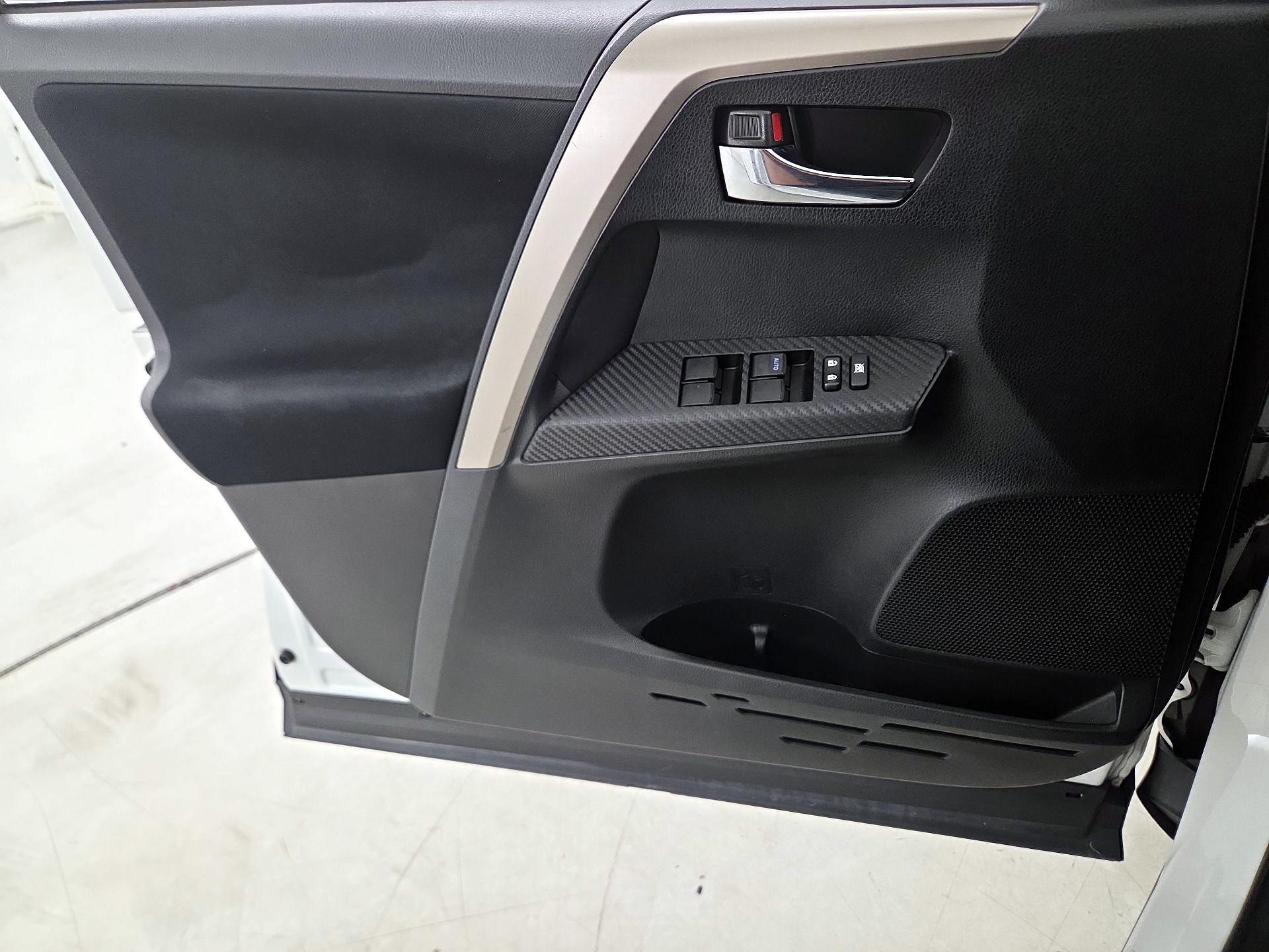 Thumbnail: 2015 Toyota RAV4 - 12