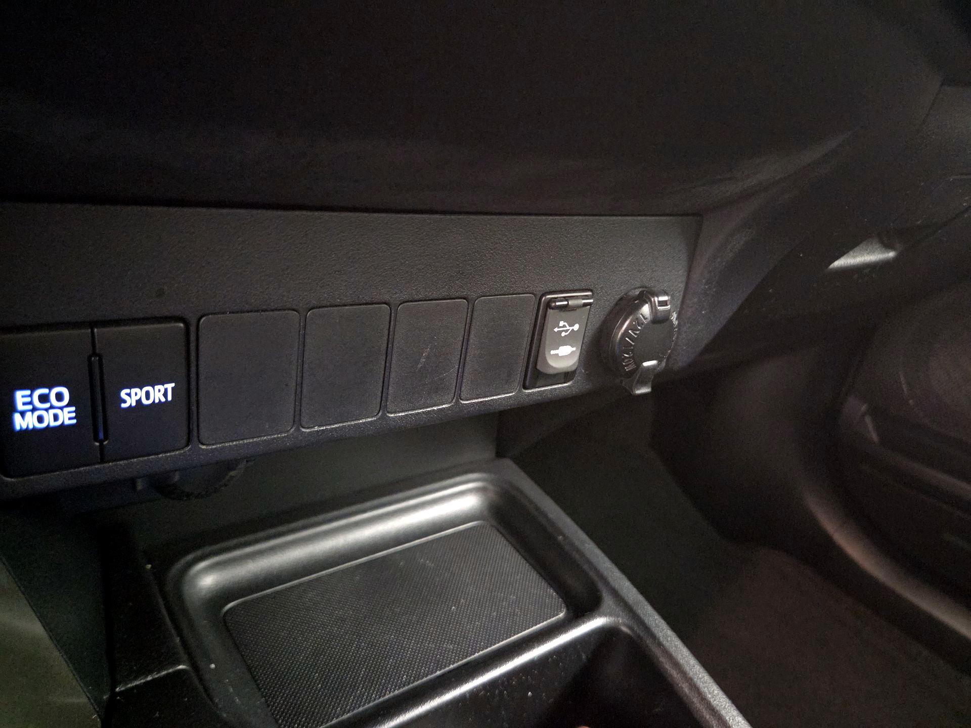 Thumbnail: 2015 Toyota RAV4 - 18