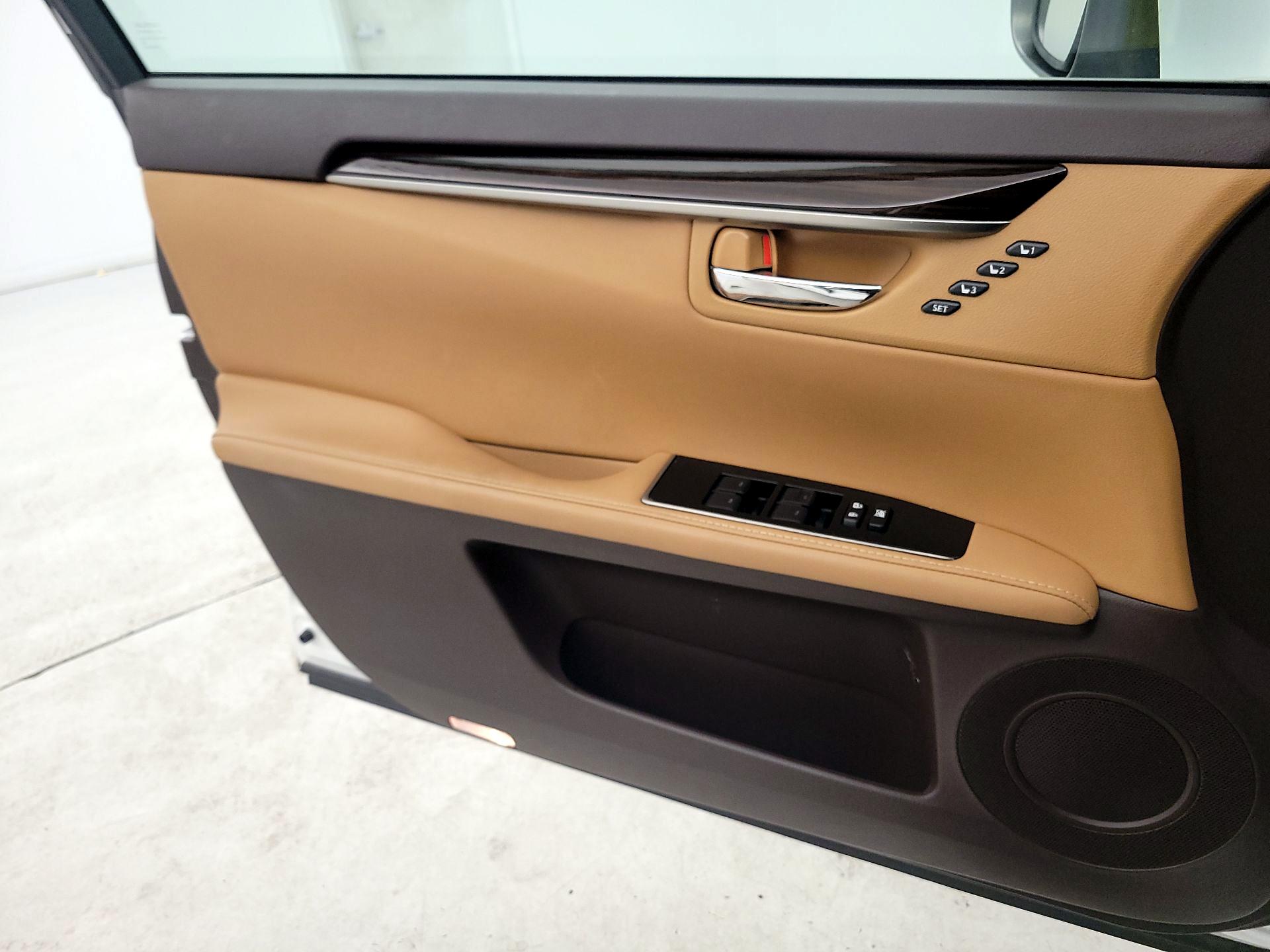 Thumbnail: 2017 Lexus ES - 10