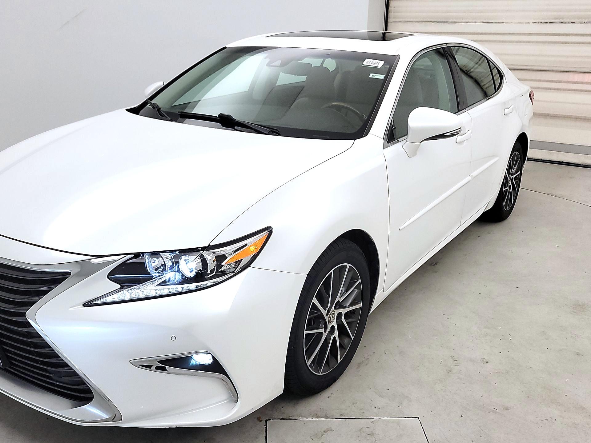 Thumbnail: 2017 Lexus ES - 3