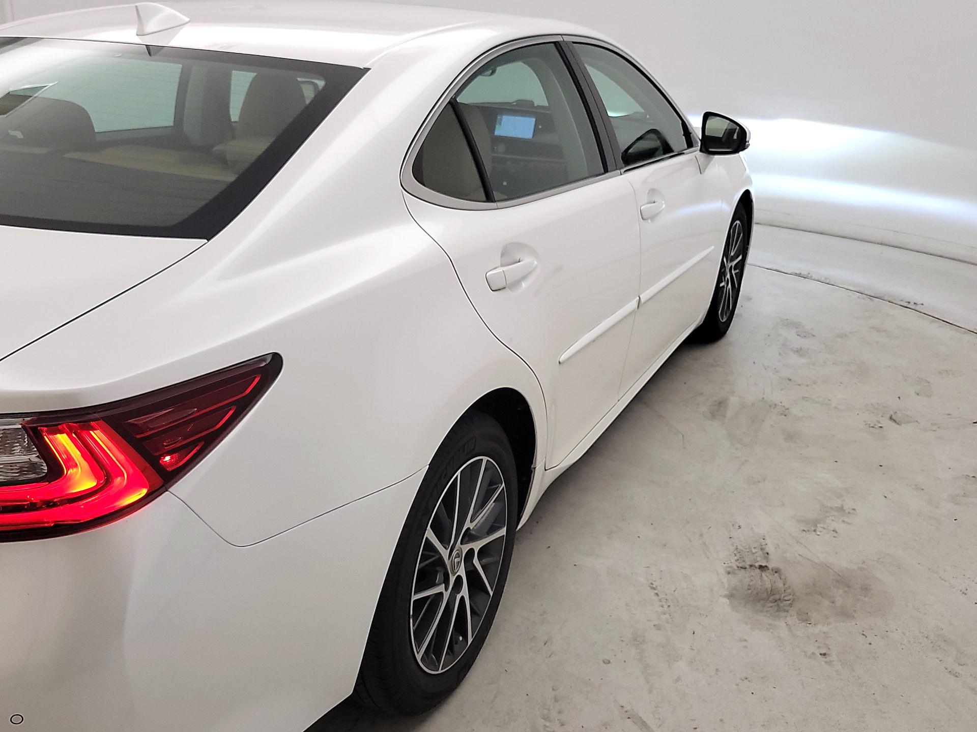 Thumbnail: 2017 Lexus ES - 5