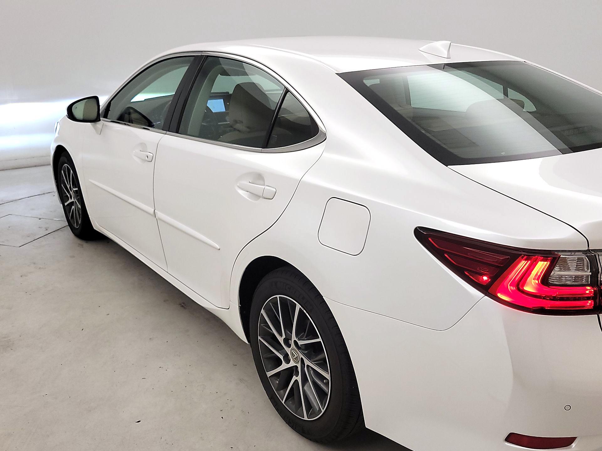 Thumbnail: 2017 Lexus ES - 7