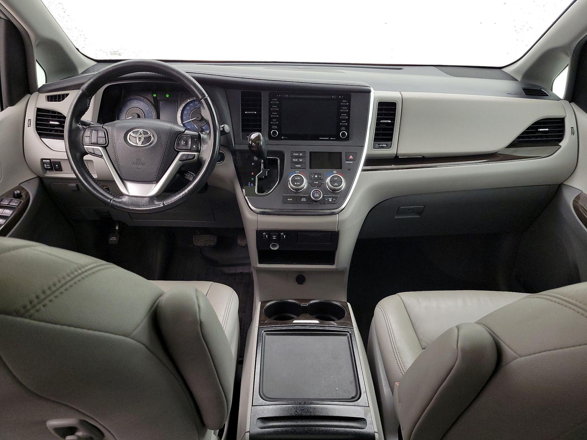 Thumbnail: 2019 Toyota Sienna - 9