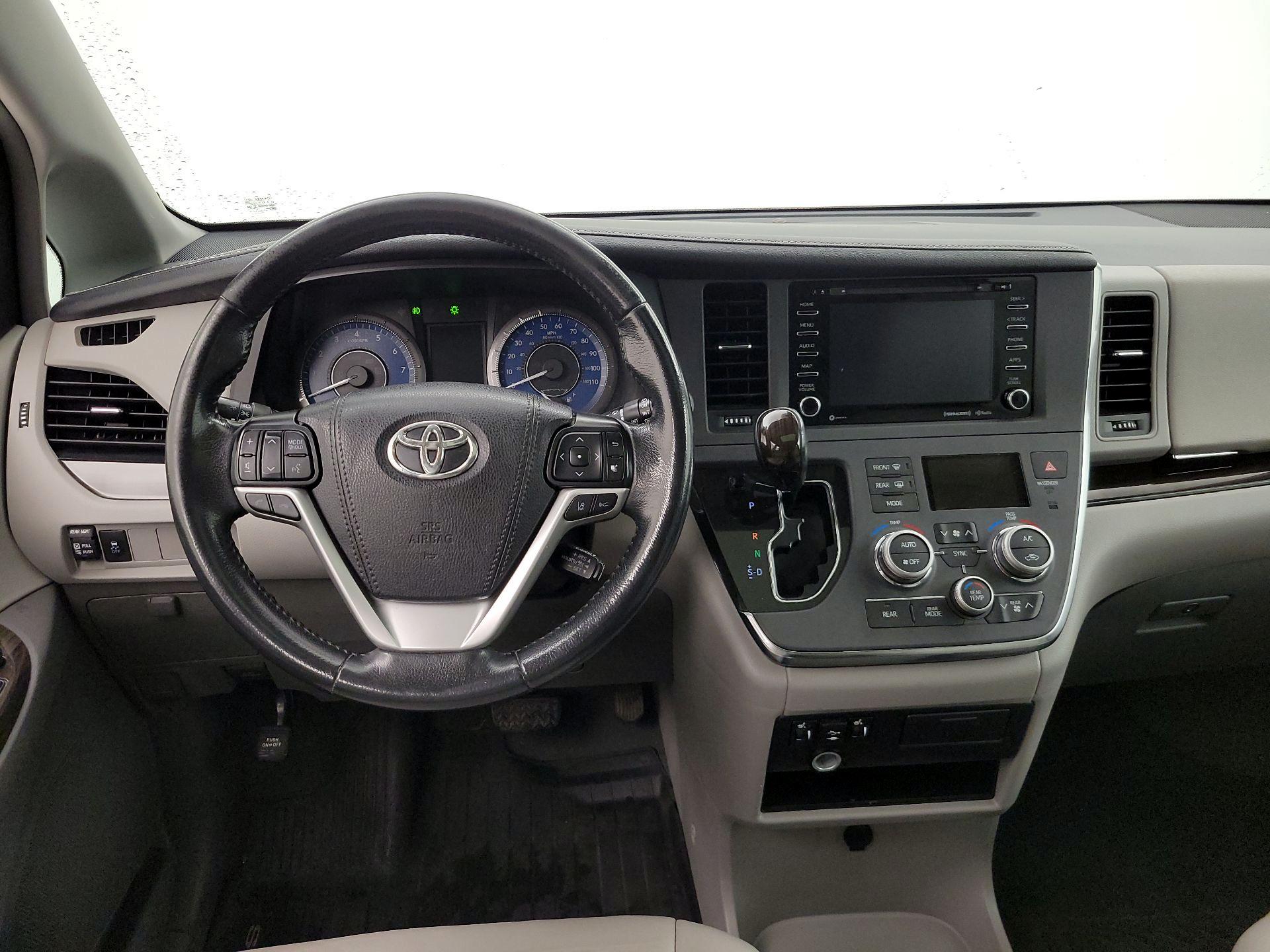 Thumbnail: 2019 Toyota Sienna - 10