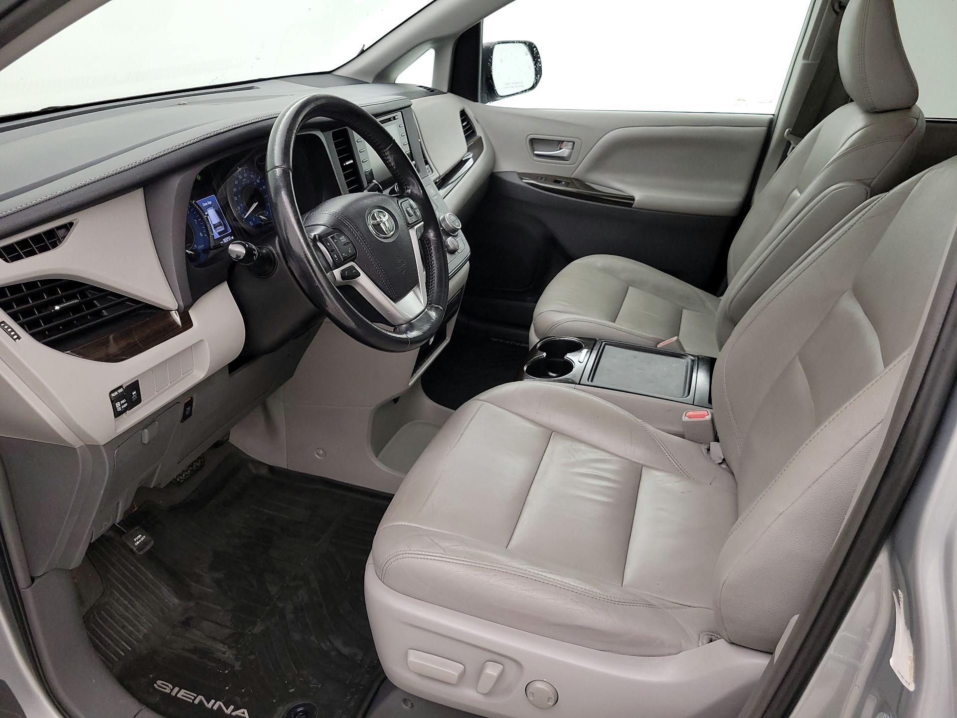 Thumbnail: 2019 Toyota Sienna - 11