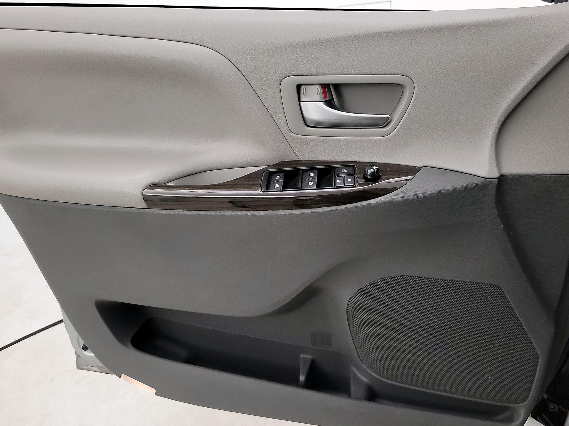 Thumbnail: 2019 Toyota Sienna - 12