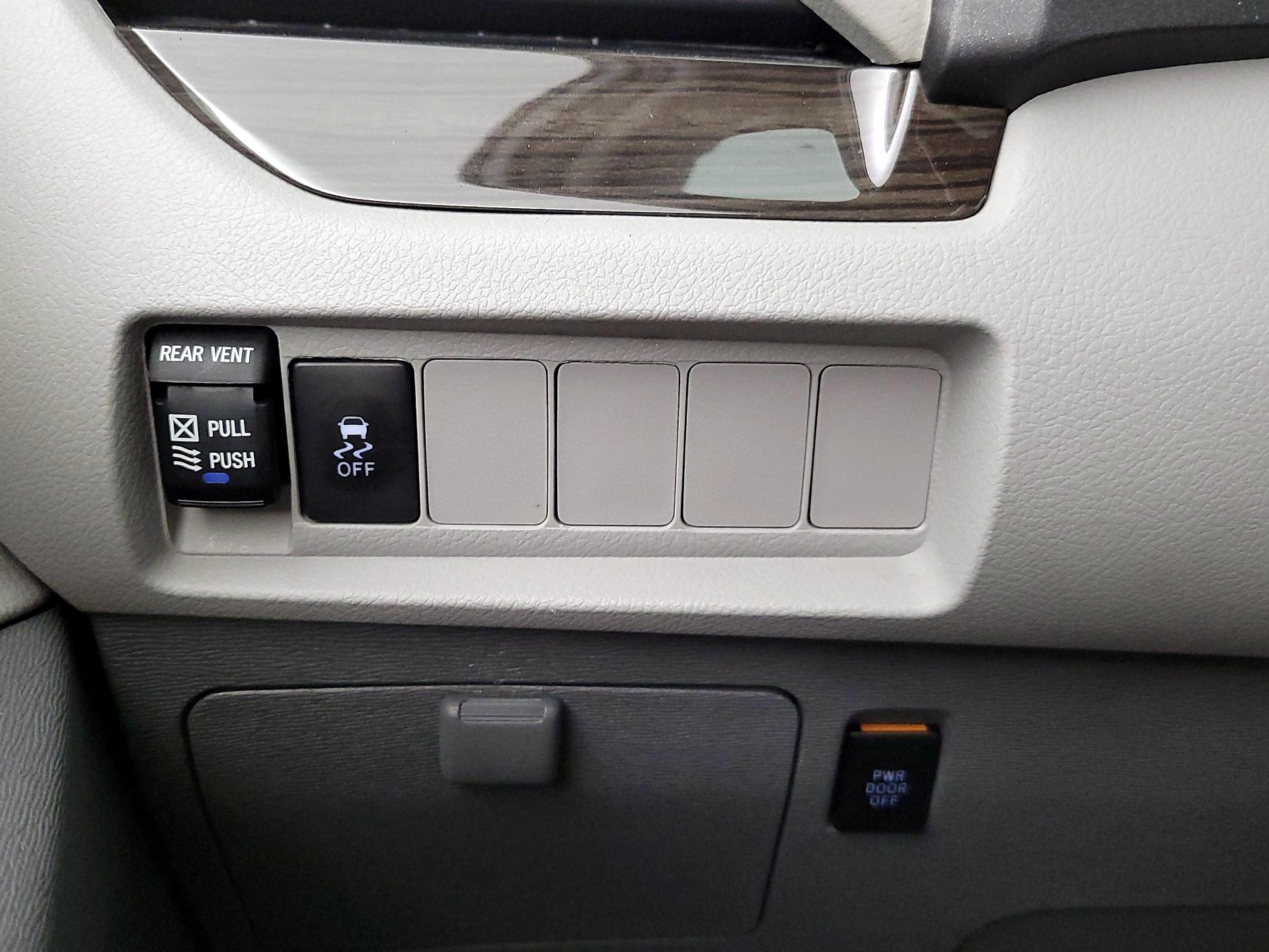 Thumbnail: 2019 Toyota Sienna - 13