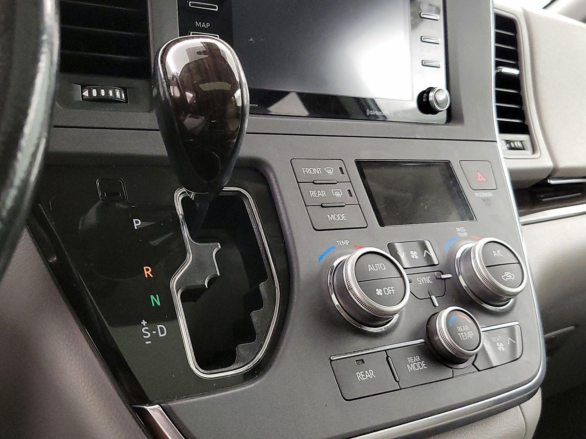 Thumbnail: 2019 Toyota Sienna - 17