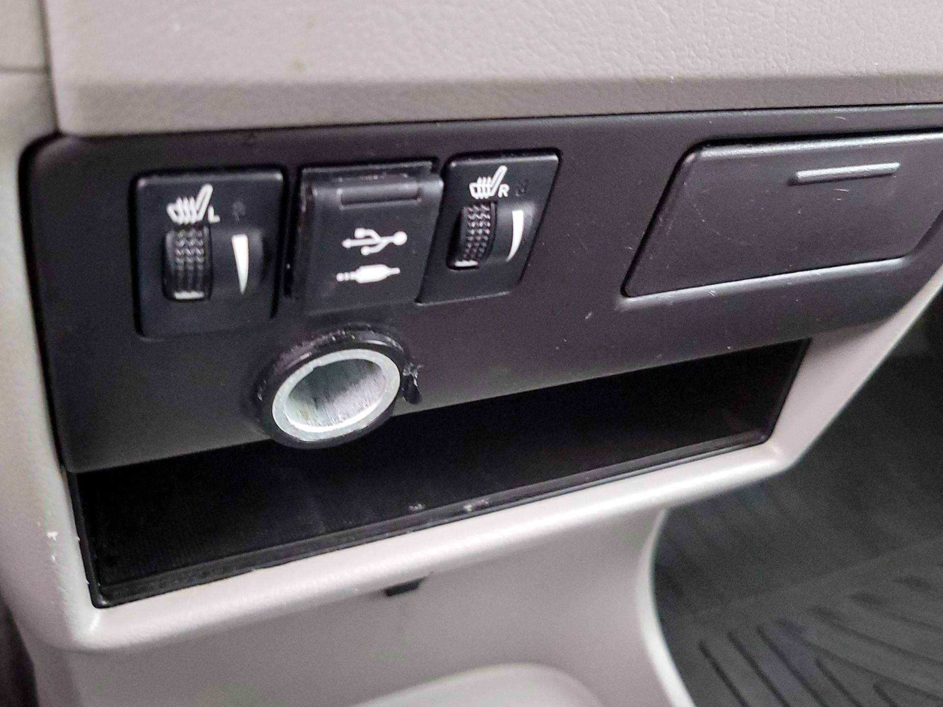 Thumbnail: 2019 Toyota Sienna - 18