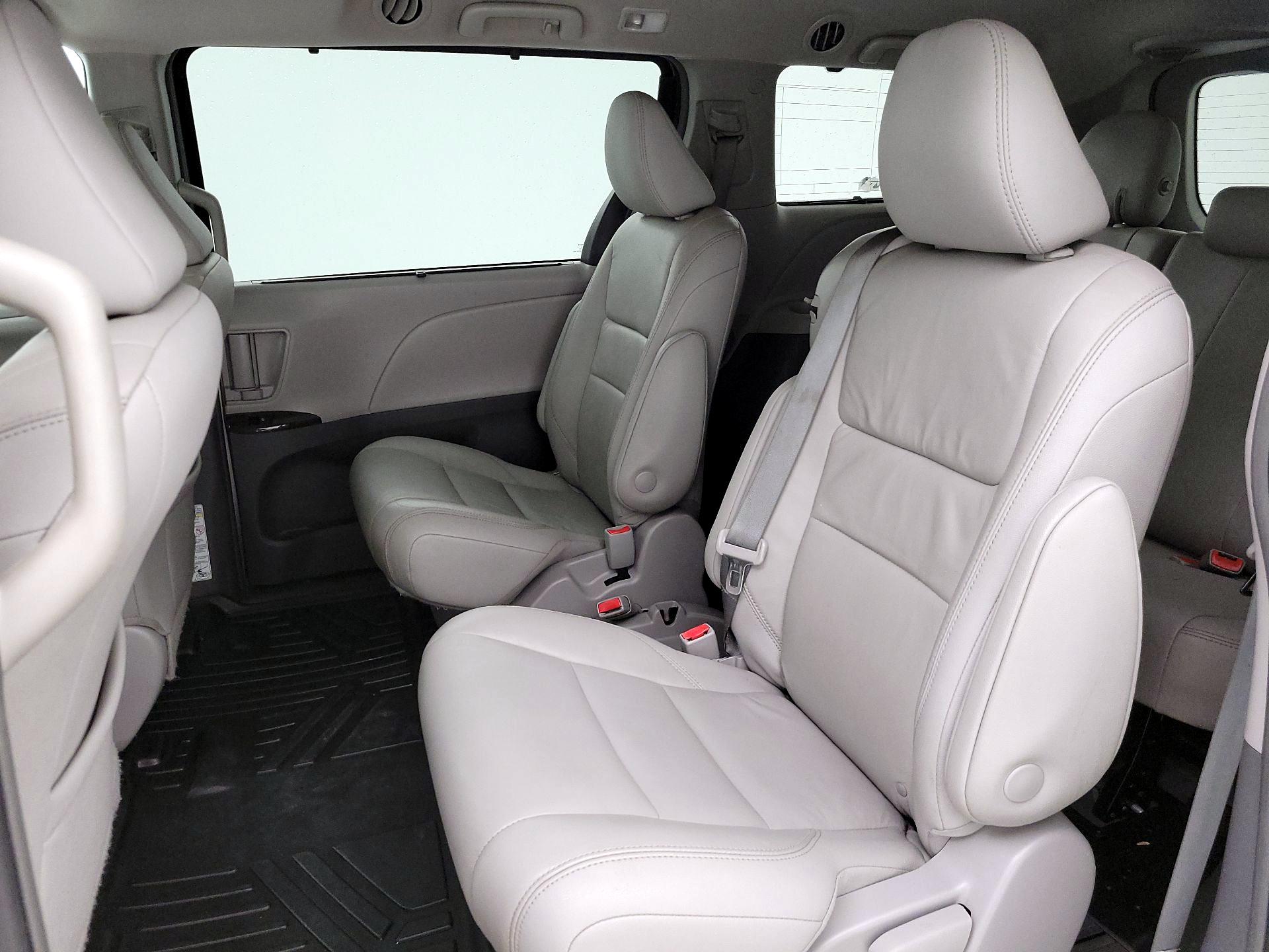 Thumbnail: 2019 Toyota Sienna - 20