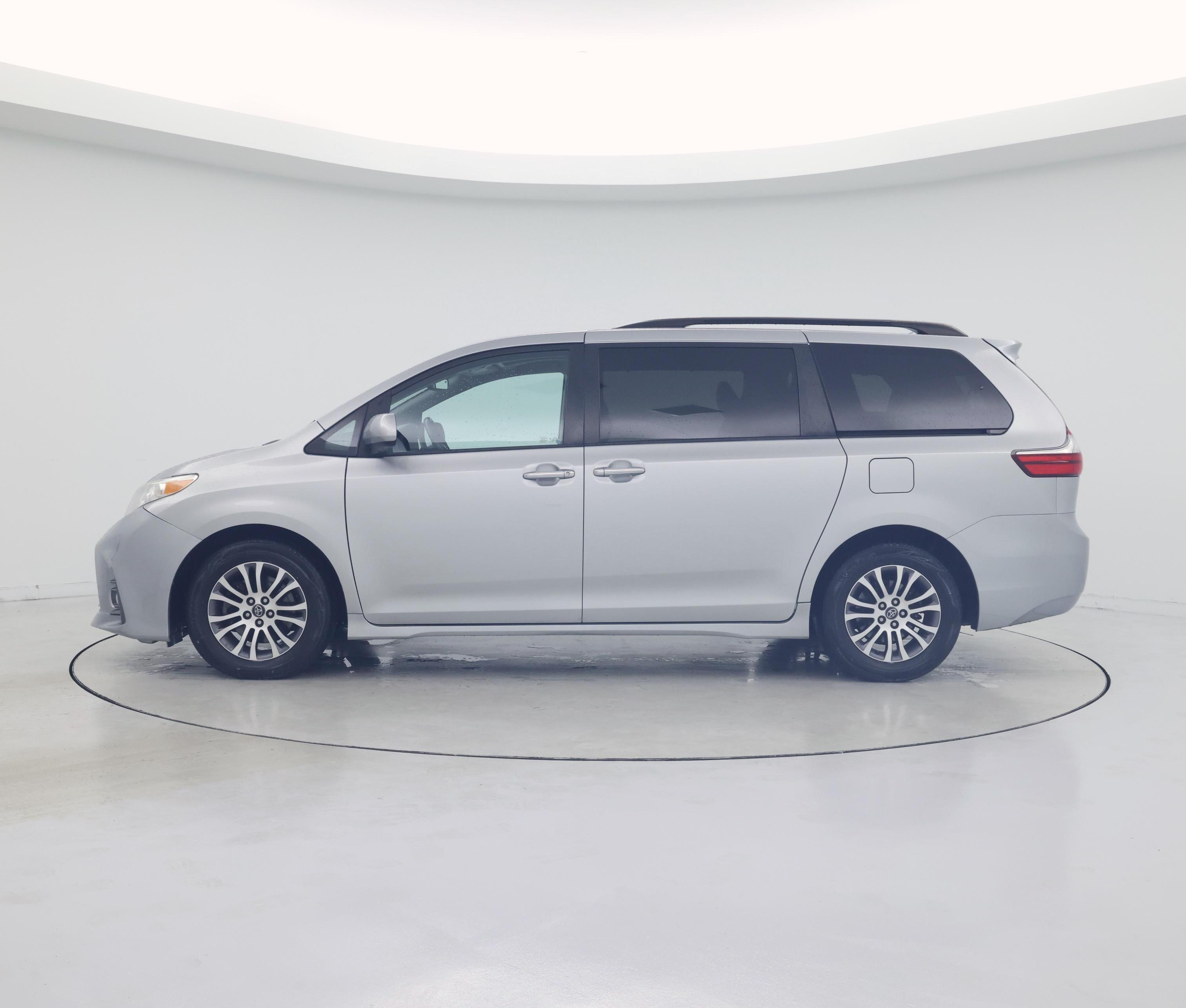 Thumbnail: 2019 Toyota Sienna - 3