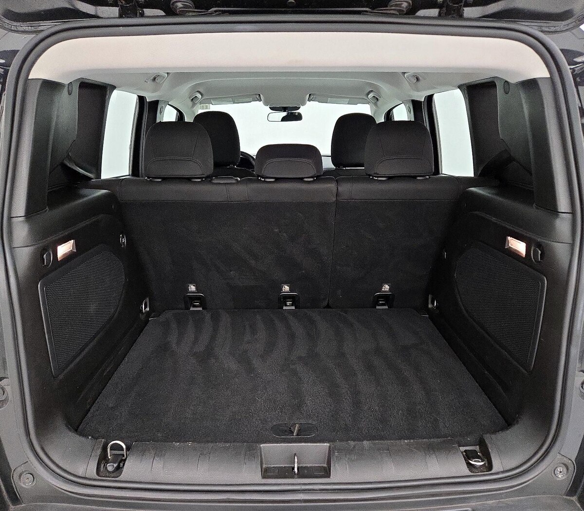 Trunk/Cargo (Seats Up)