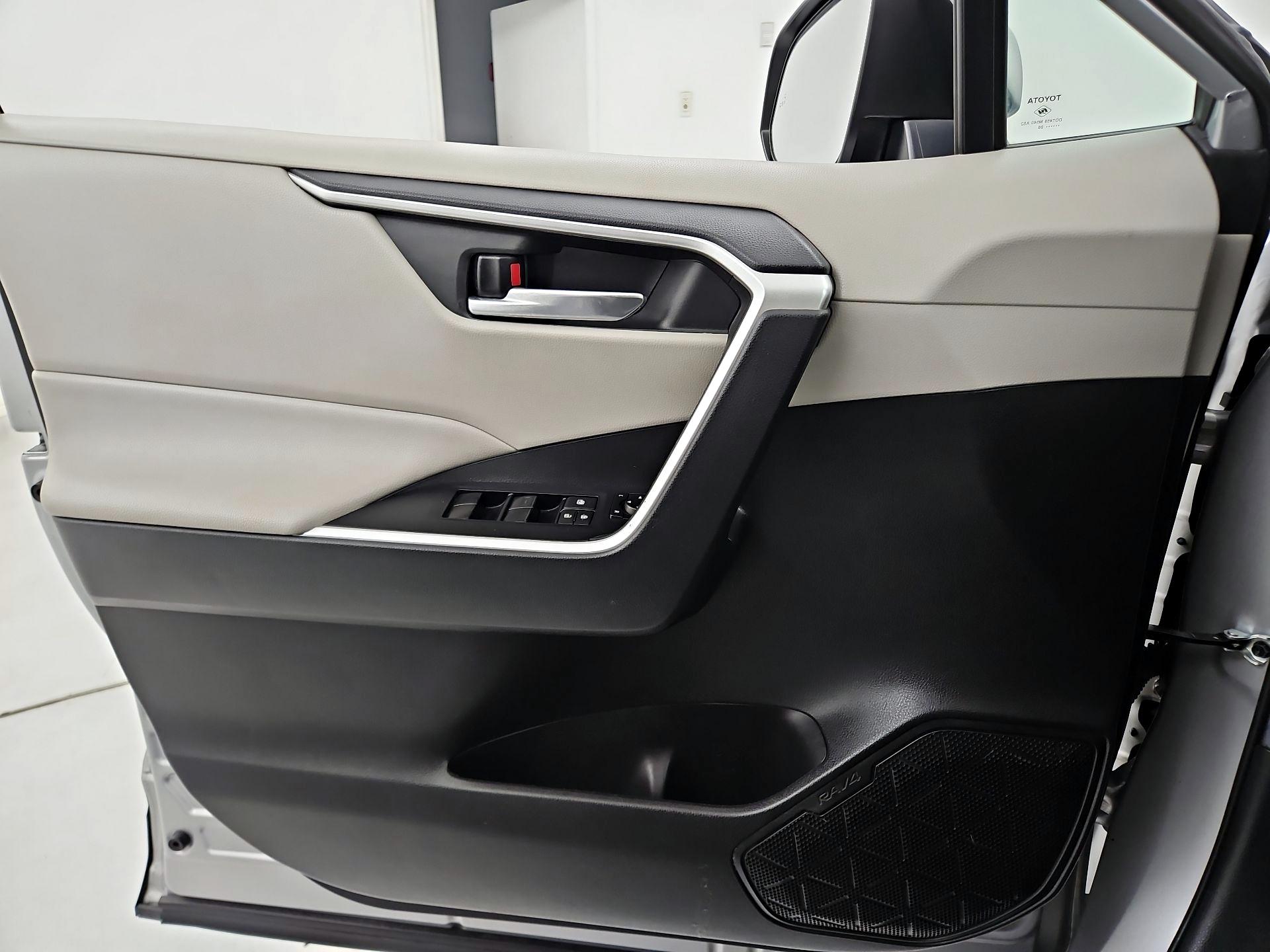 Thumbnail: 2020 Toyota RAV4 - 12