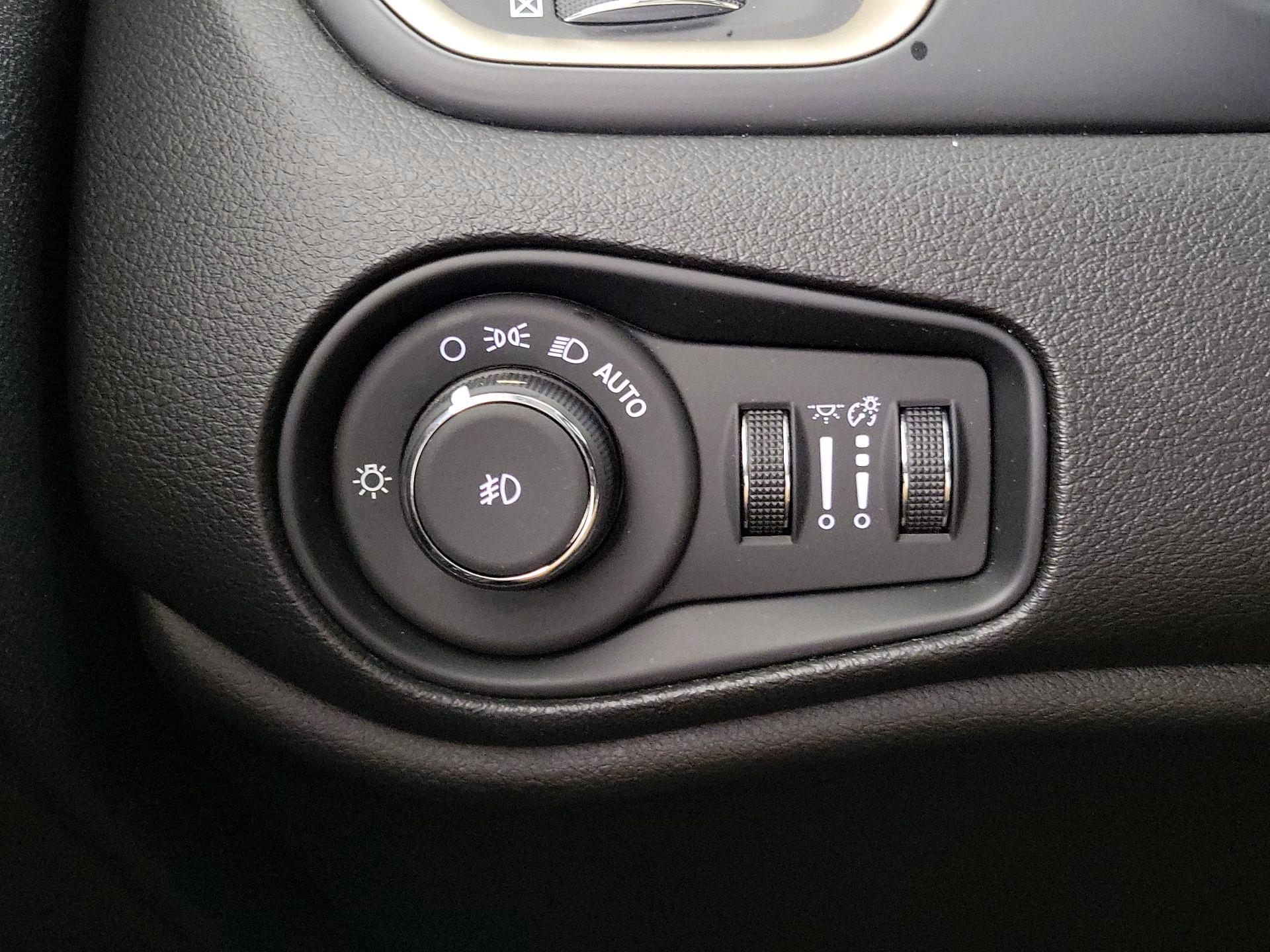 Thumbnail: 2017 Jeep Renegade - 13