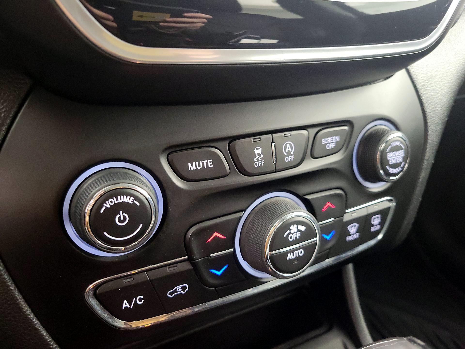 Thumbnail: 2021 Jeep Cherokee - 16