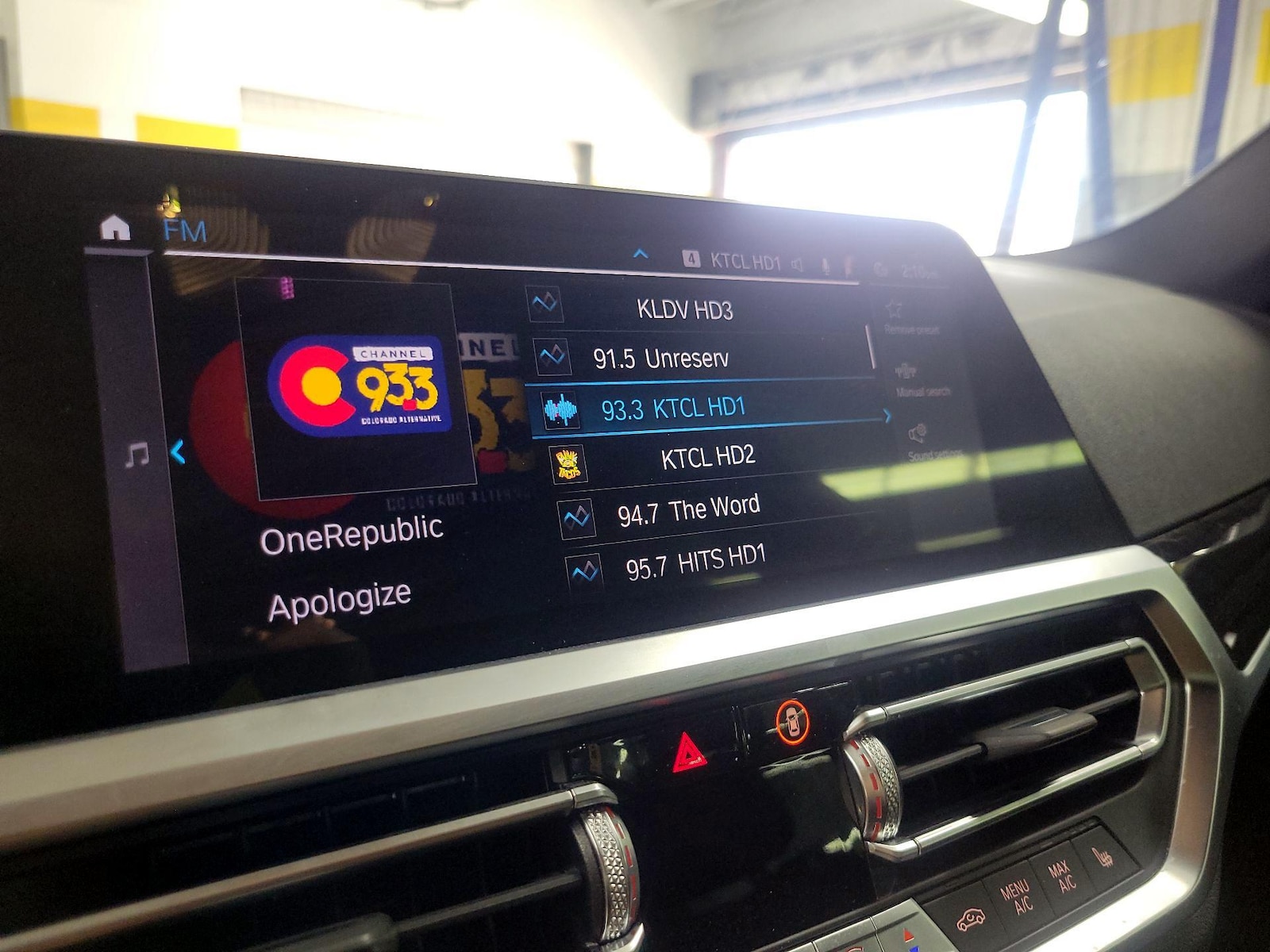 2022 BMW 3 Series 330e - Photo 15