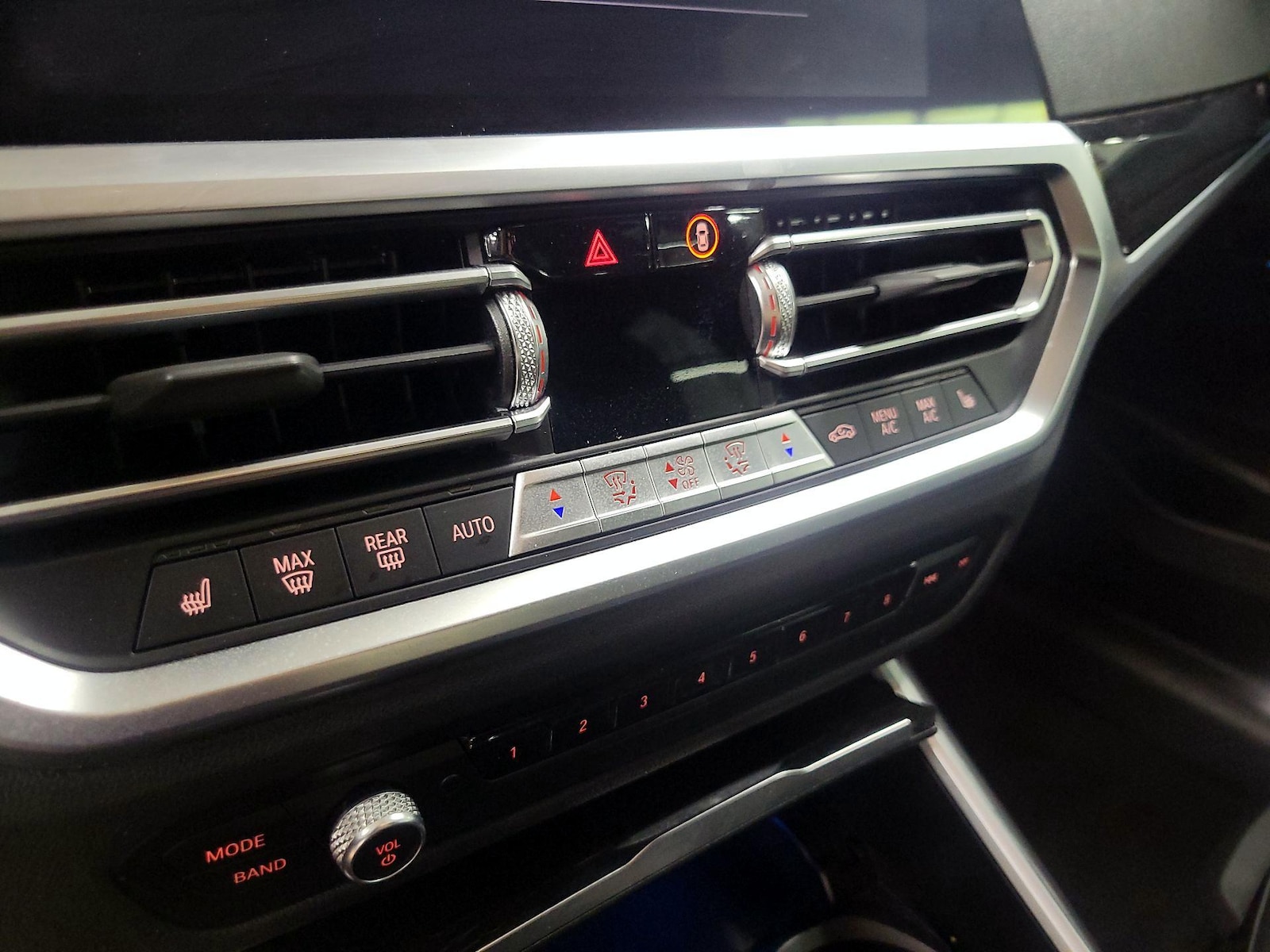 2022 BMW 3 Series 330e - Photo 16