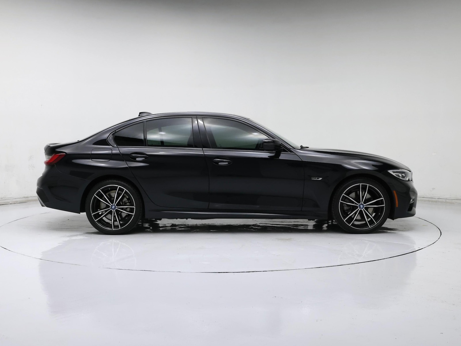 2022 BMW 3 Series 330e - Photo 8