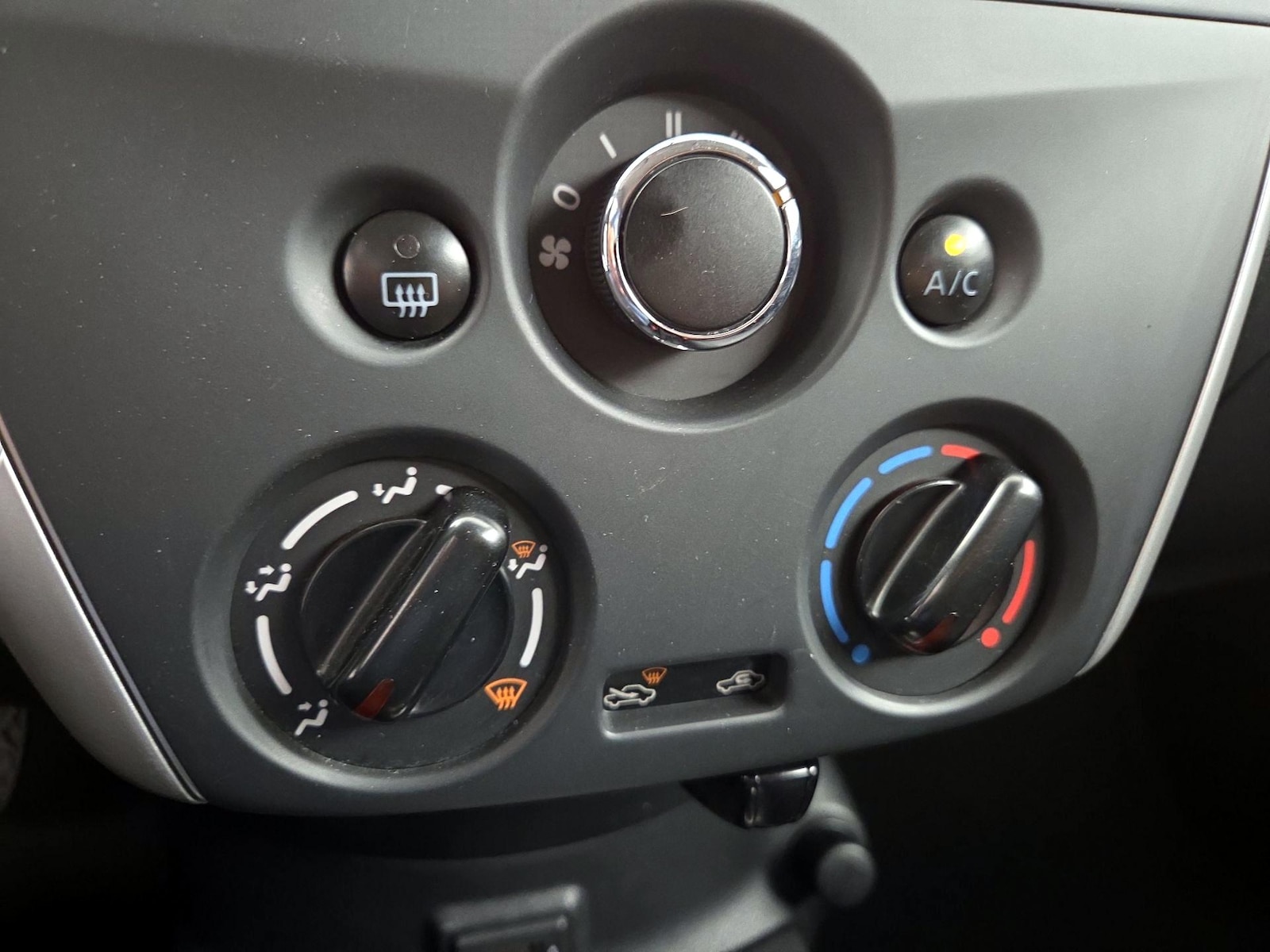 2017 Nissan Versa Sedan SV - Photo 16