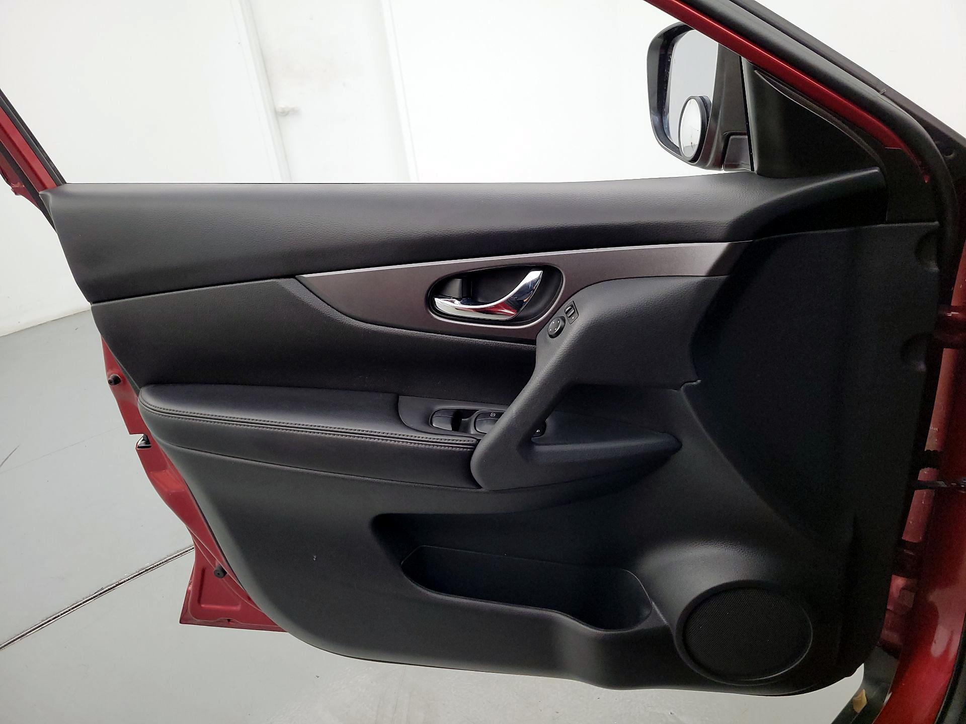 Thumbnail: 2016 Nissan Rogue - 12