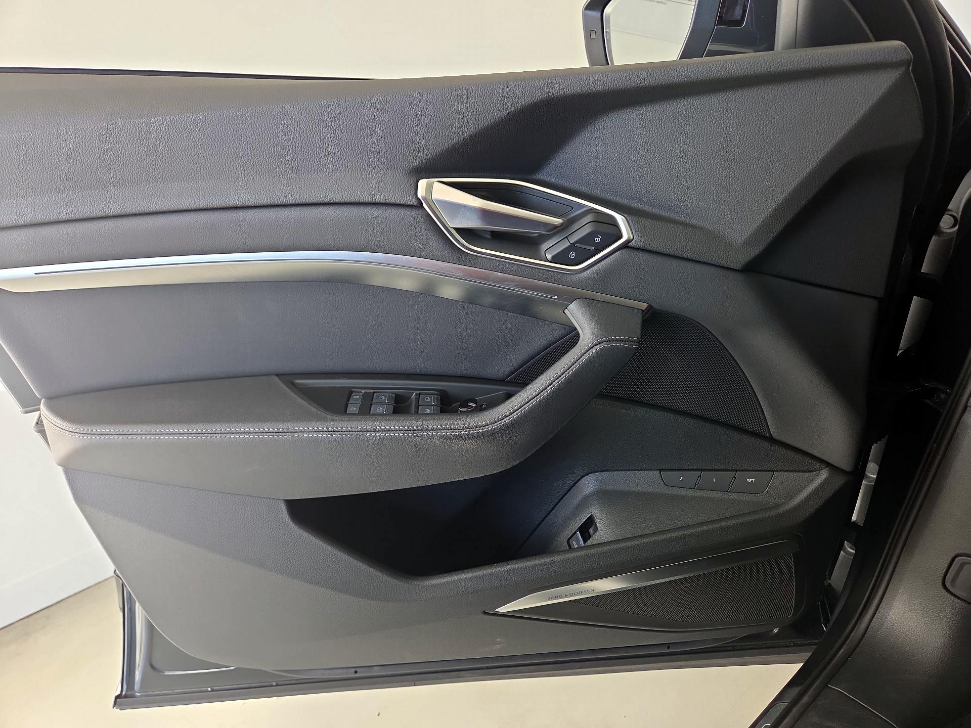 Thumbnail: 2020 Audi e-tron S - 12