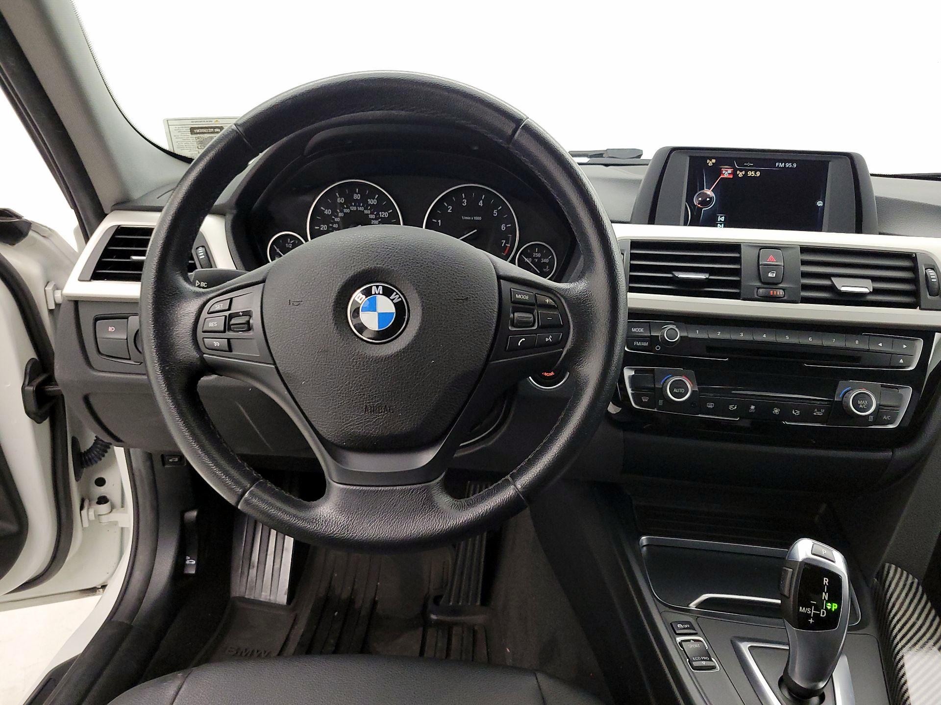 Thumbnail: 2016 BMW 3 Series - 10