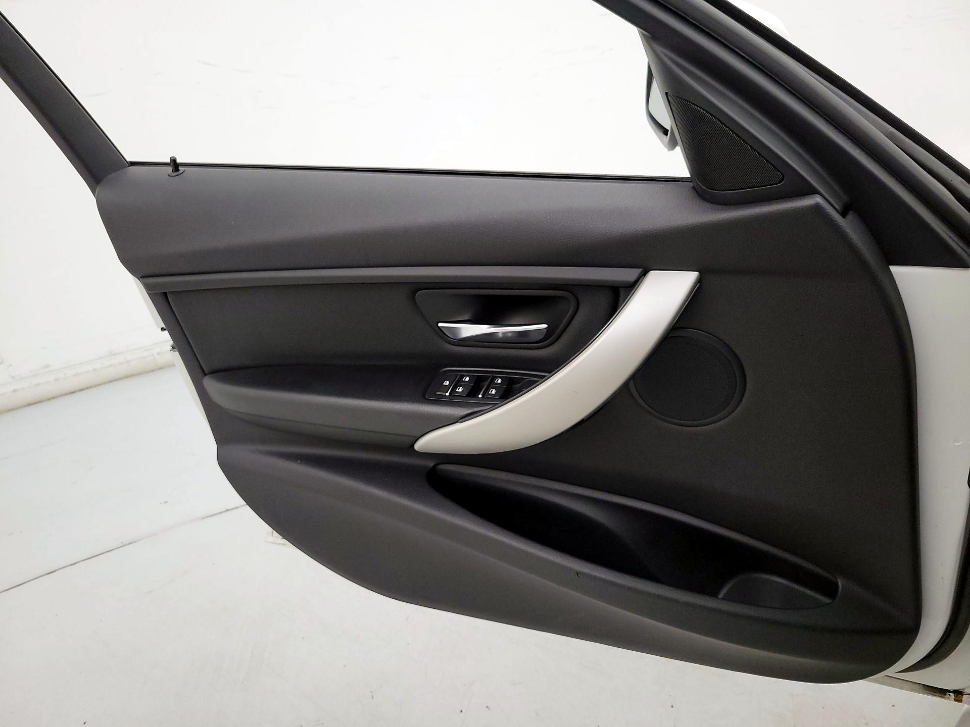Thumbnail: 2016 BMW 3 Series - 12