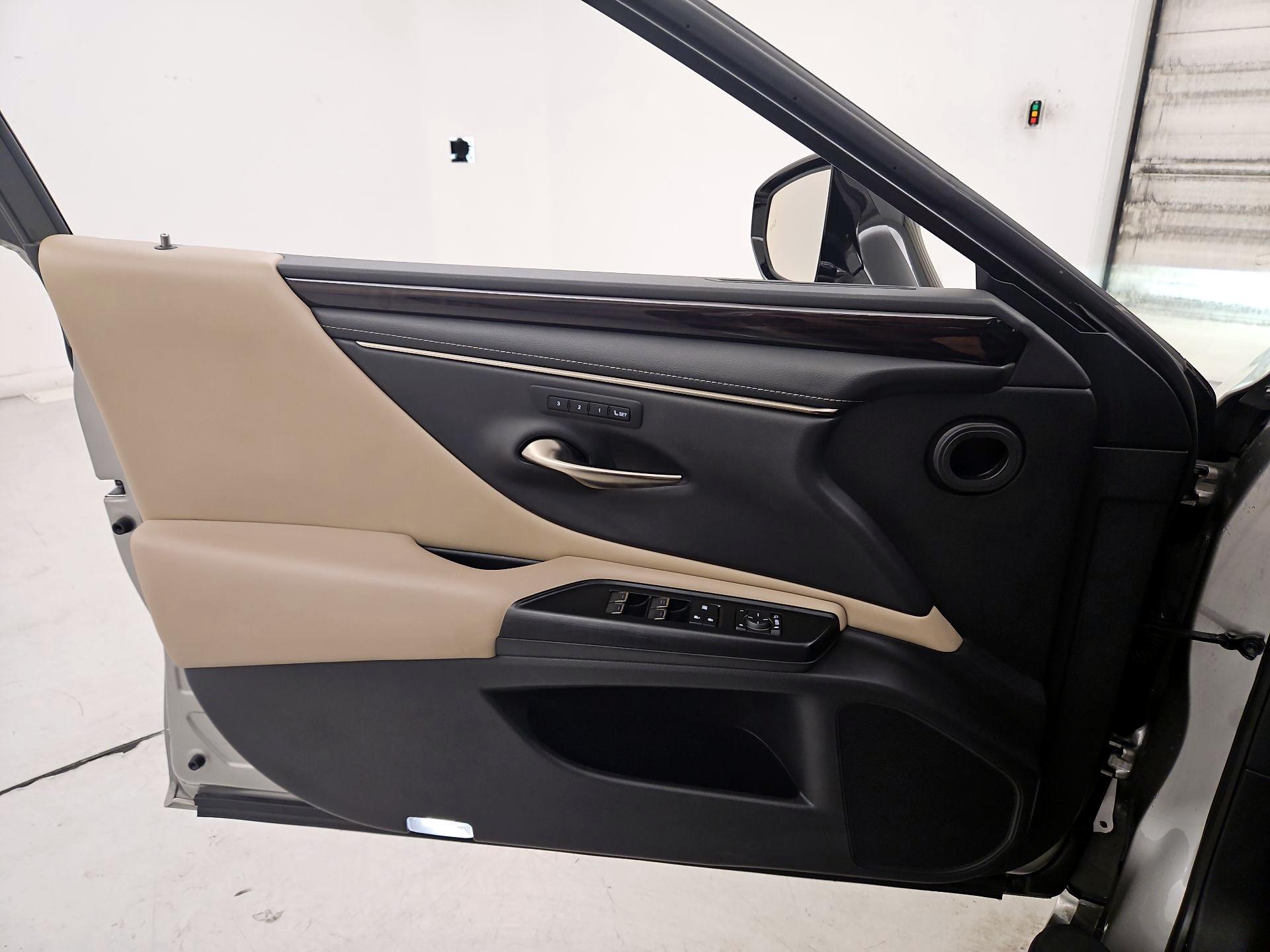Thumbnail: 2021 Lexus ES - 12