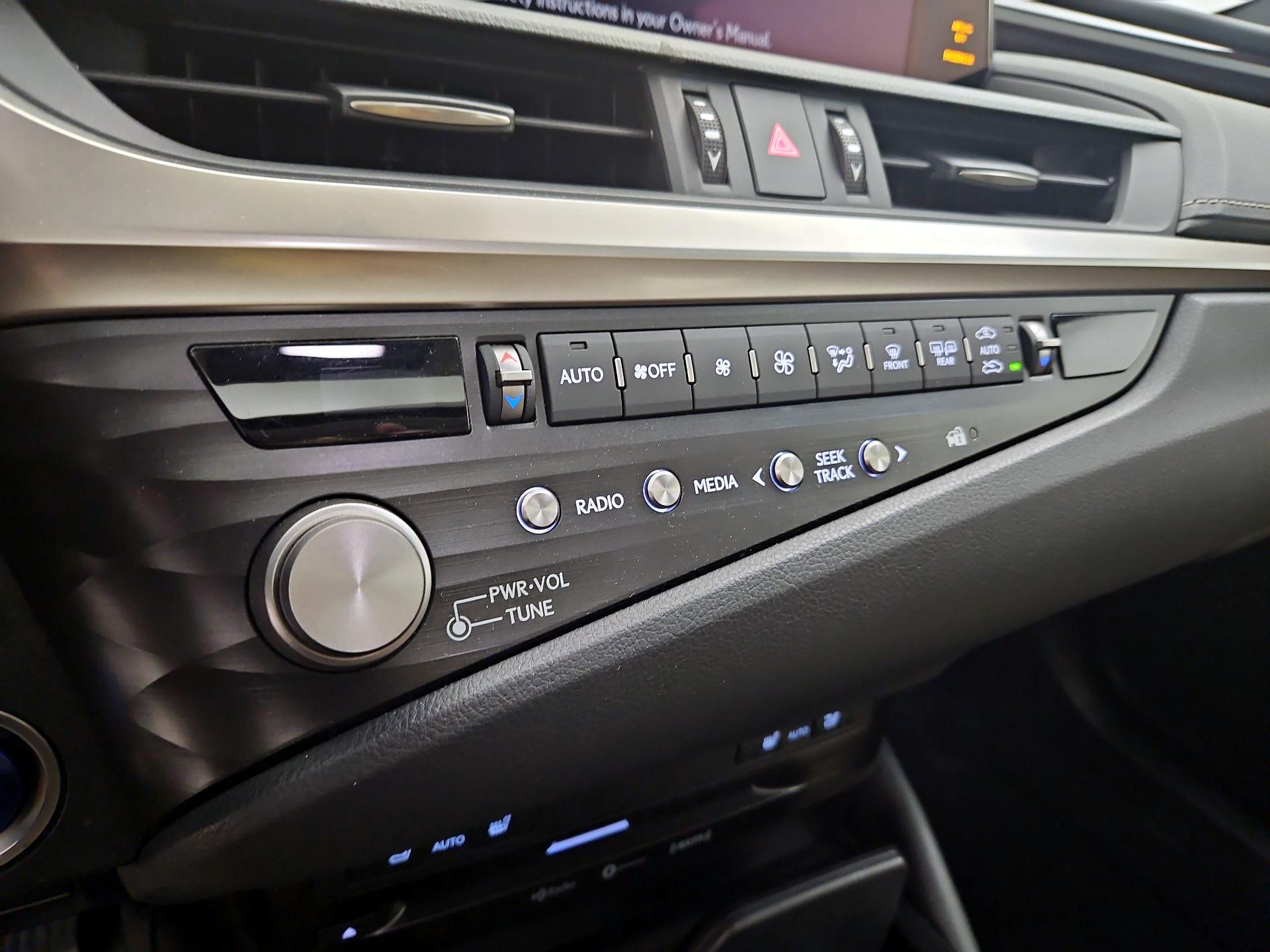 Thumbnail: 2021 Lexus ES - 17