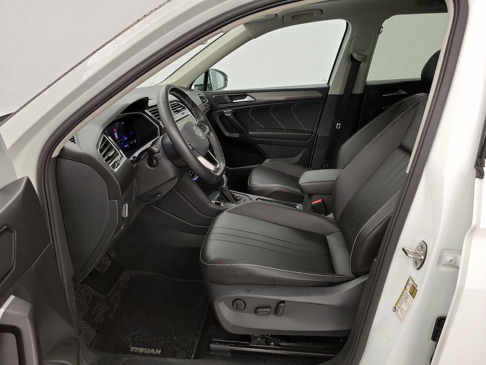 2024 Volkswagen Tiguan SE - Photo 12