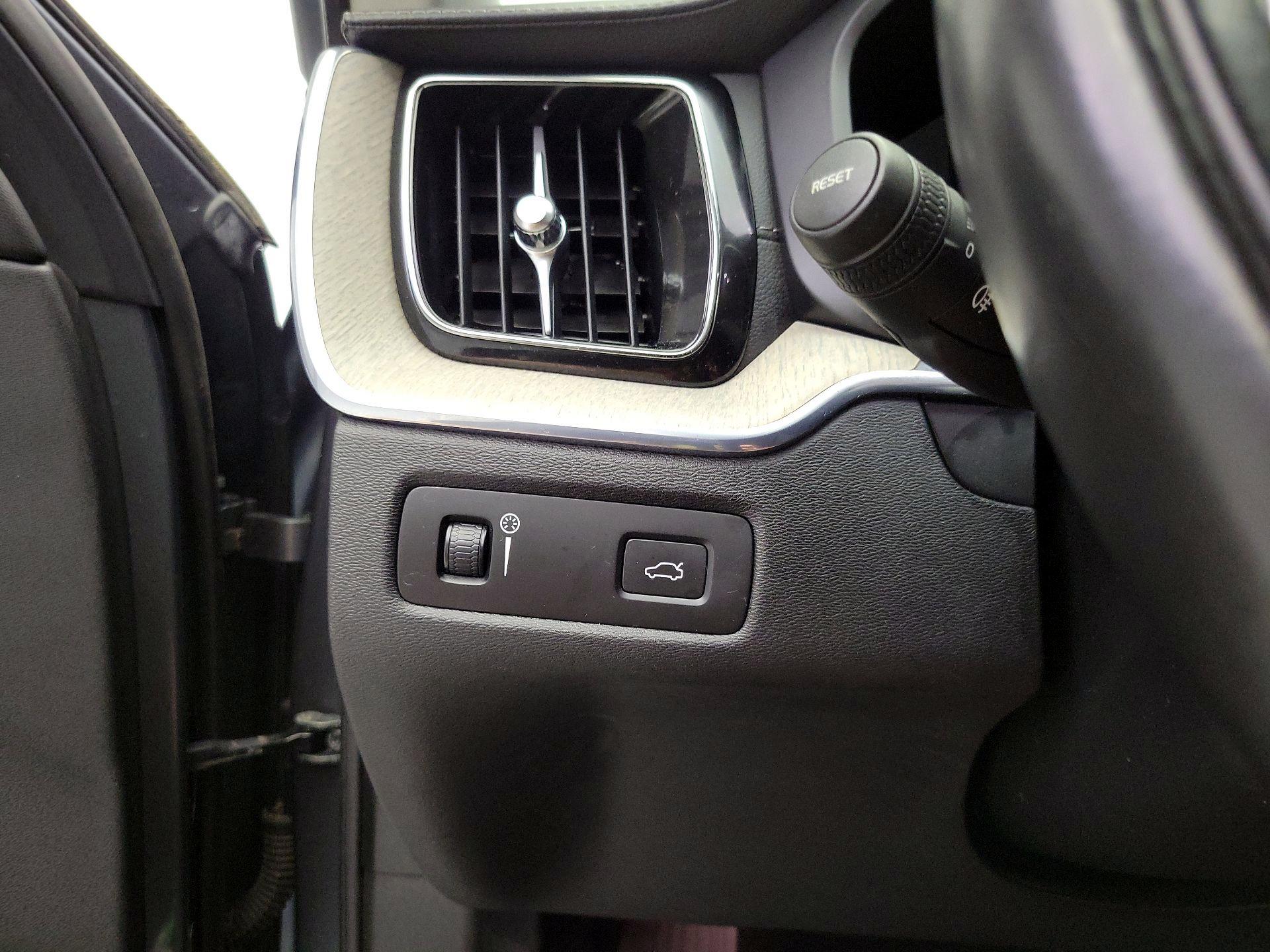 Thumbnail: 2018 Volvo XC60 - 13