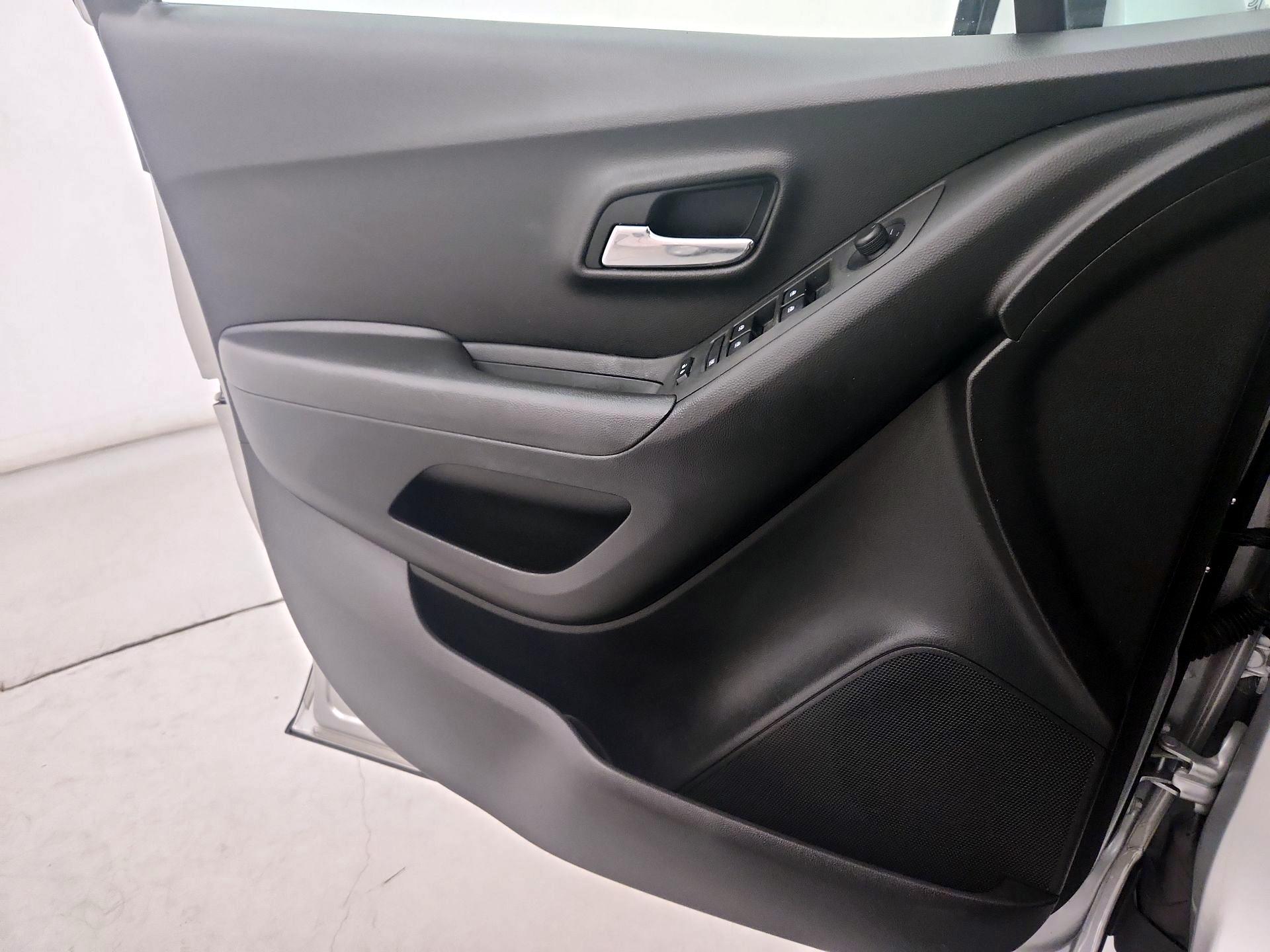 Thumbnail: 2017 Chevrolet Trax - 12