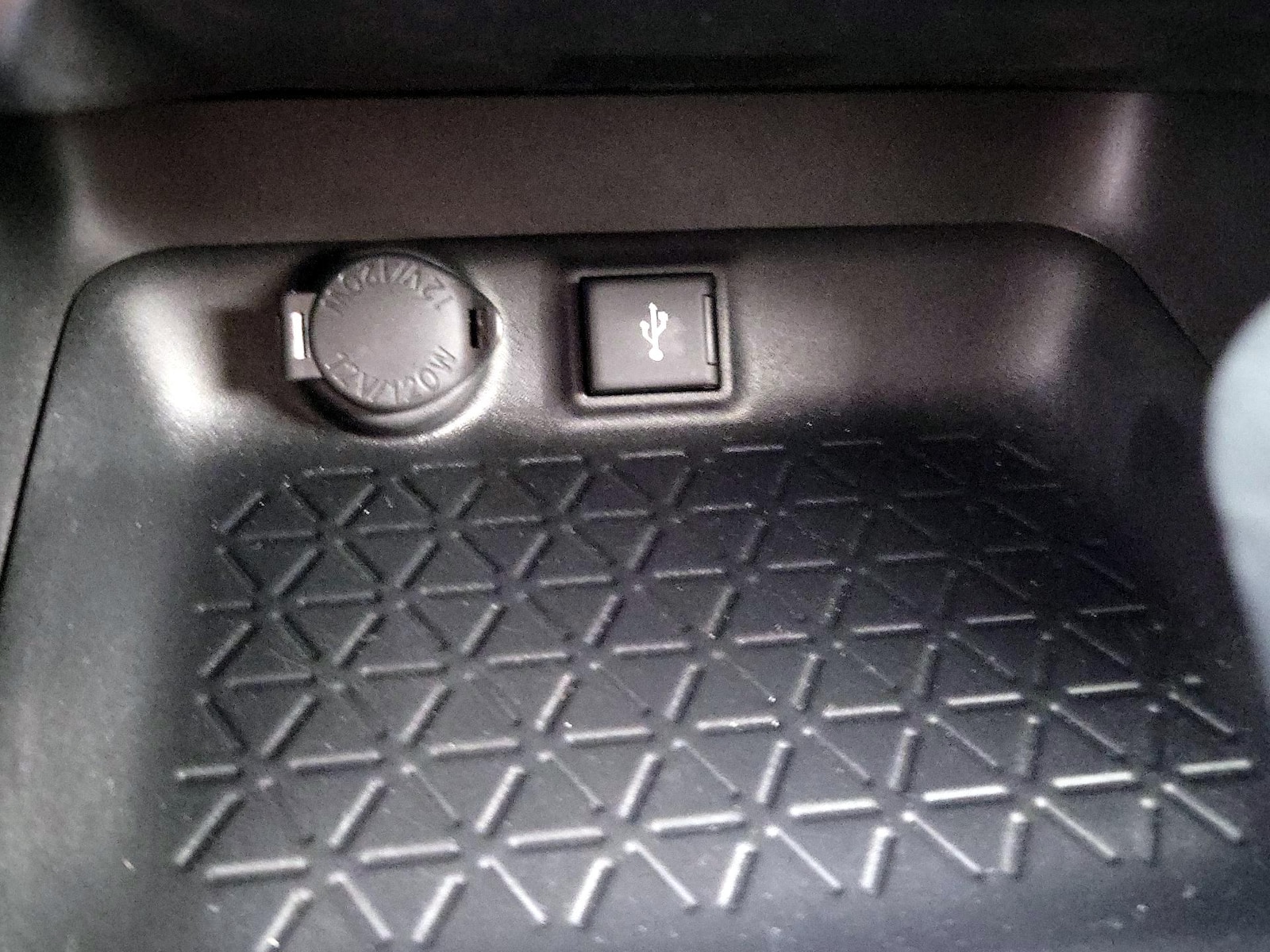 2022 Toyota RAV4 LE - Photo 19