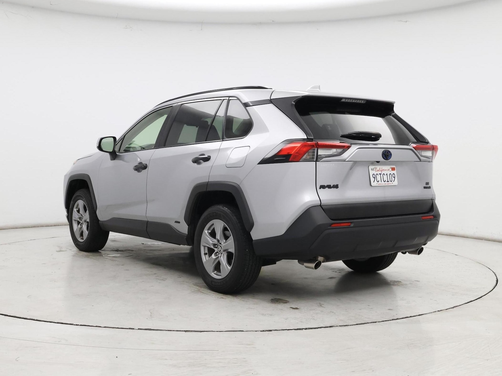2022 Toyota RAV4 LE - Photo 3