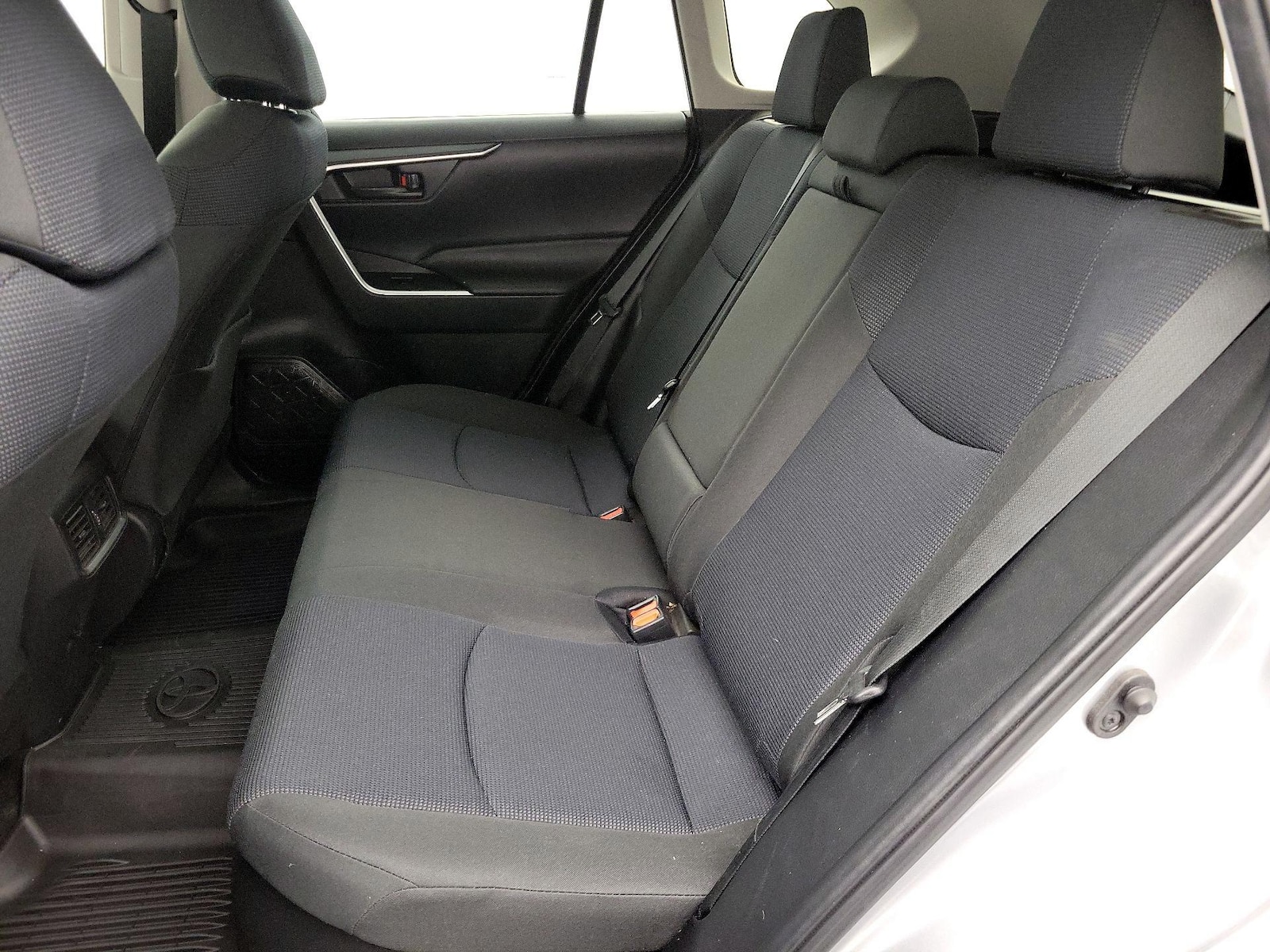 2022 Toyota RAV4 LE - Photo 20