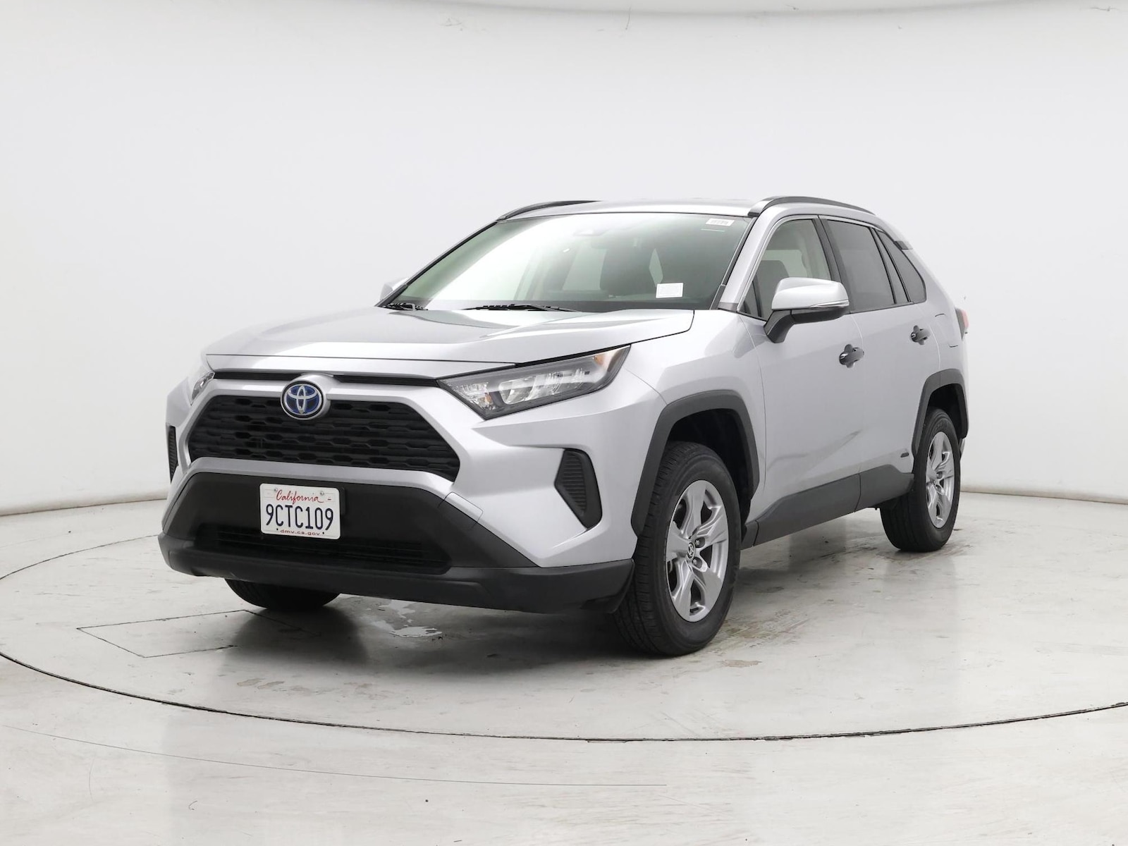 2022 Toyota RAV4 LE - Photo 5