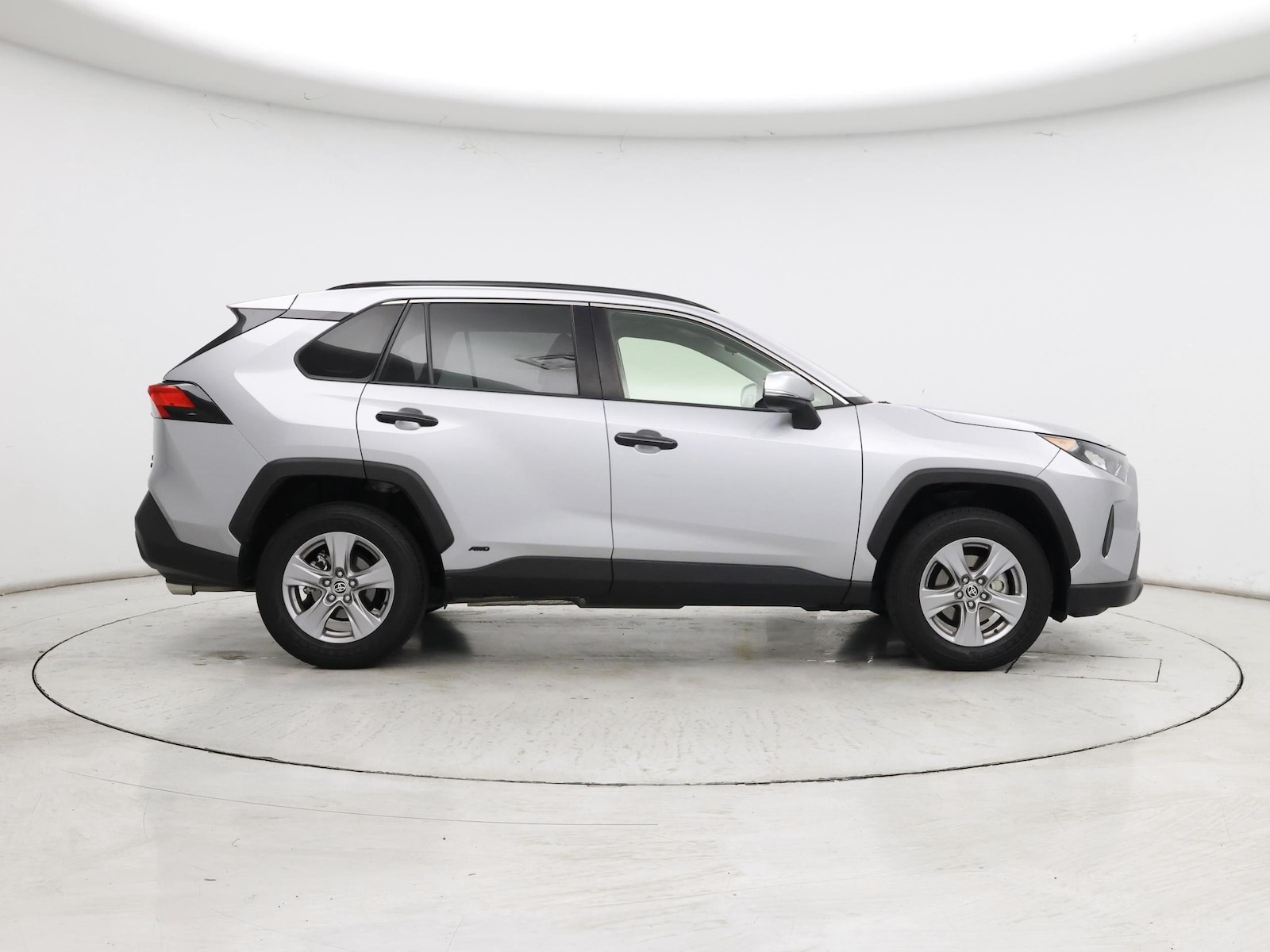 2022 Toyota RAV4 LE - Photo 8