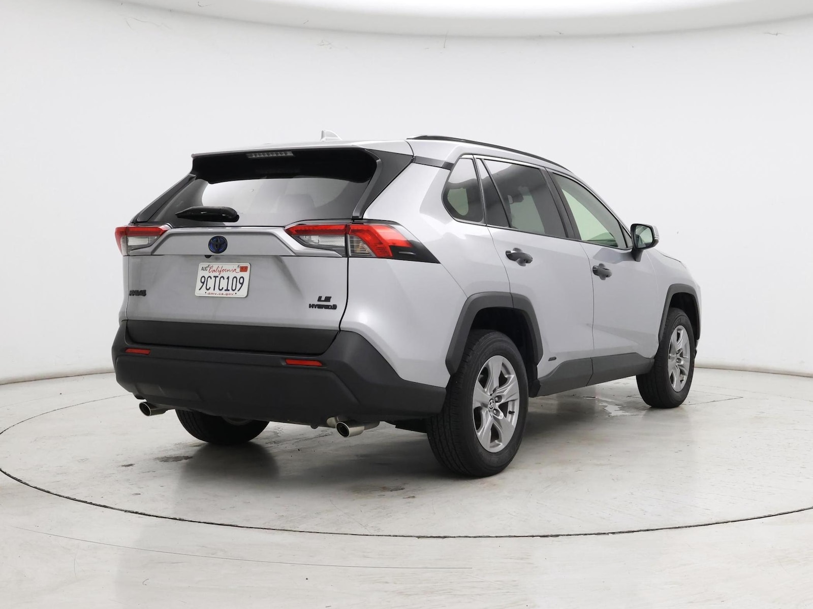 2022 Toyota RAV4 LE - Photo 9