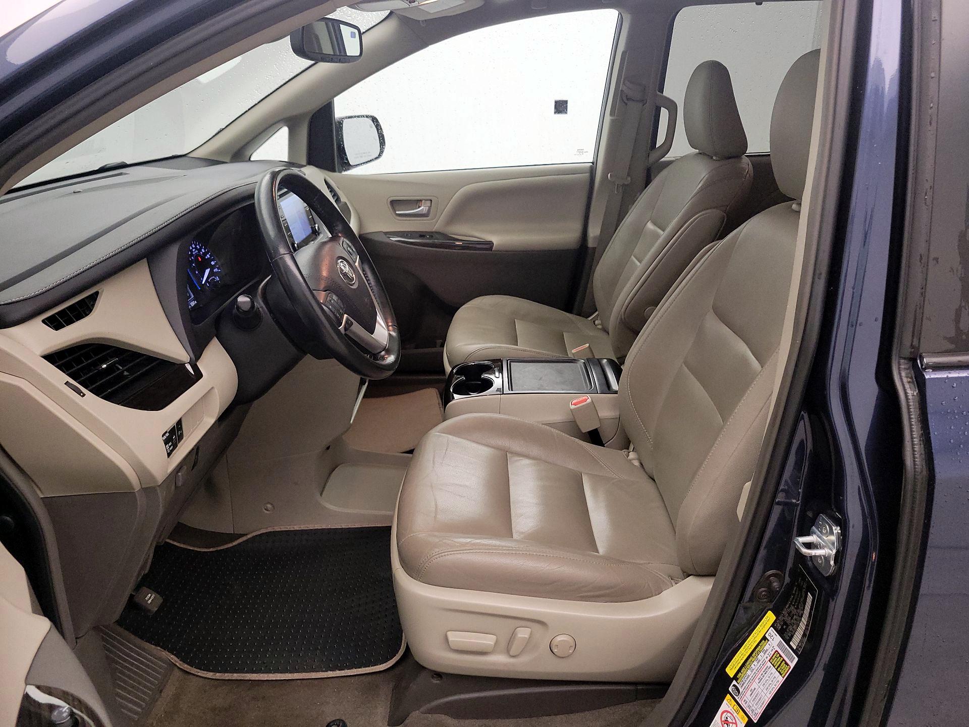 Thumbnail: 2018 Toyota Sienna - 9